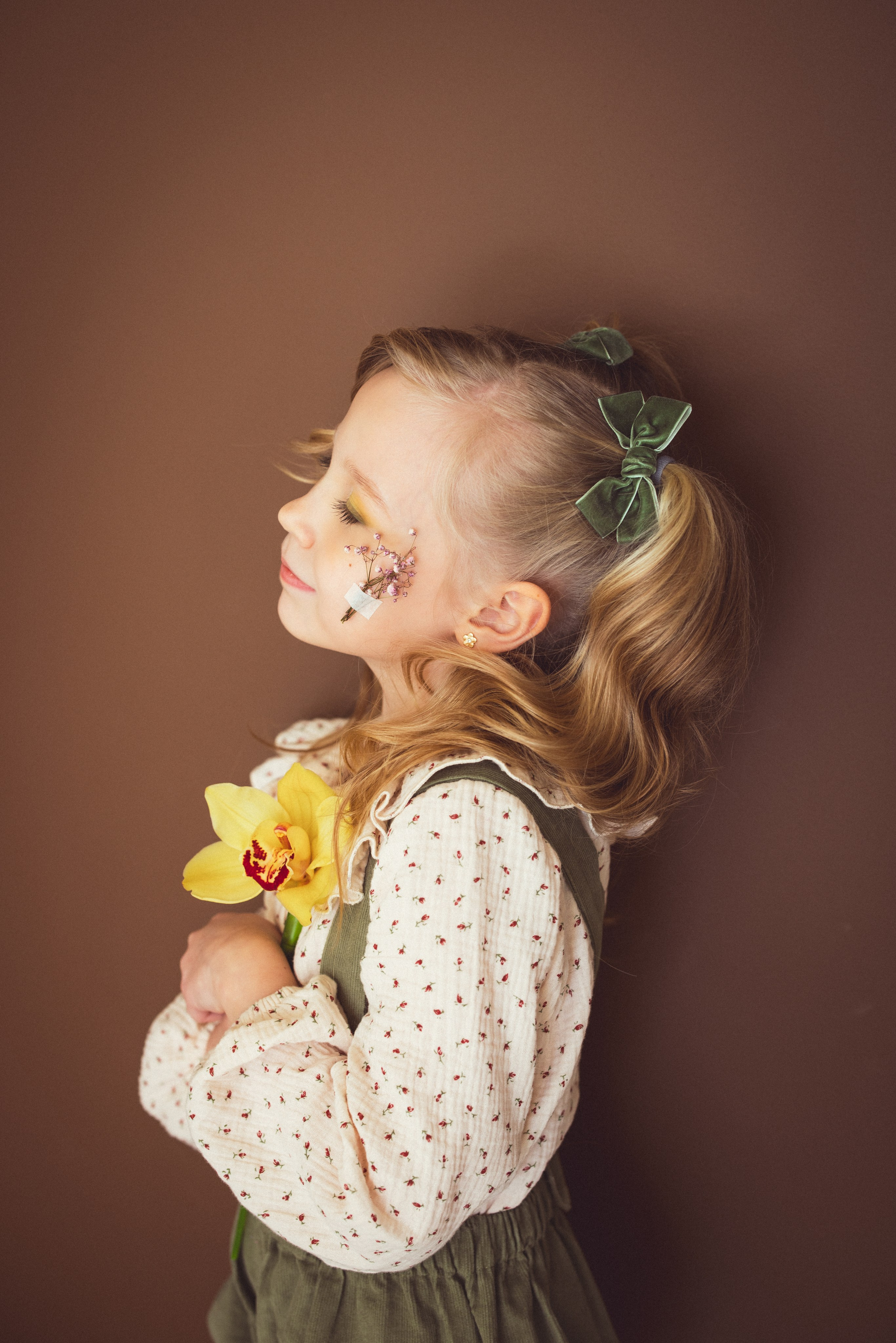 Фотосессия с ярким букетом цветов к 8 марта, 2024 г. Семейный и детский фотограф в Краснодаре Анна Трашкова