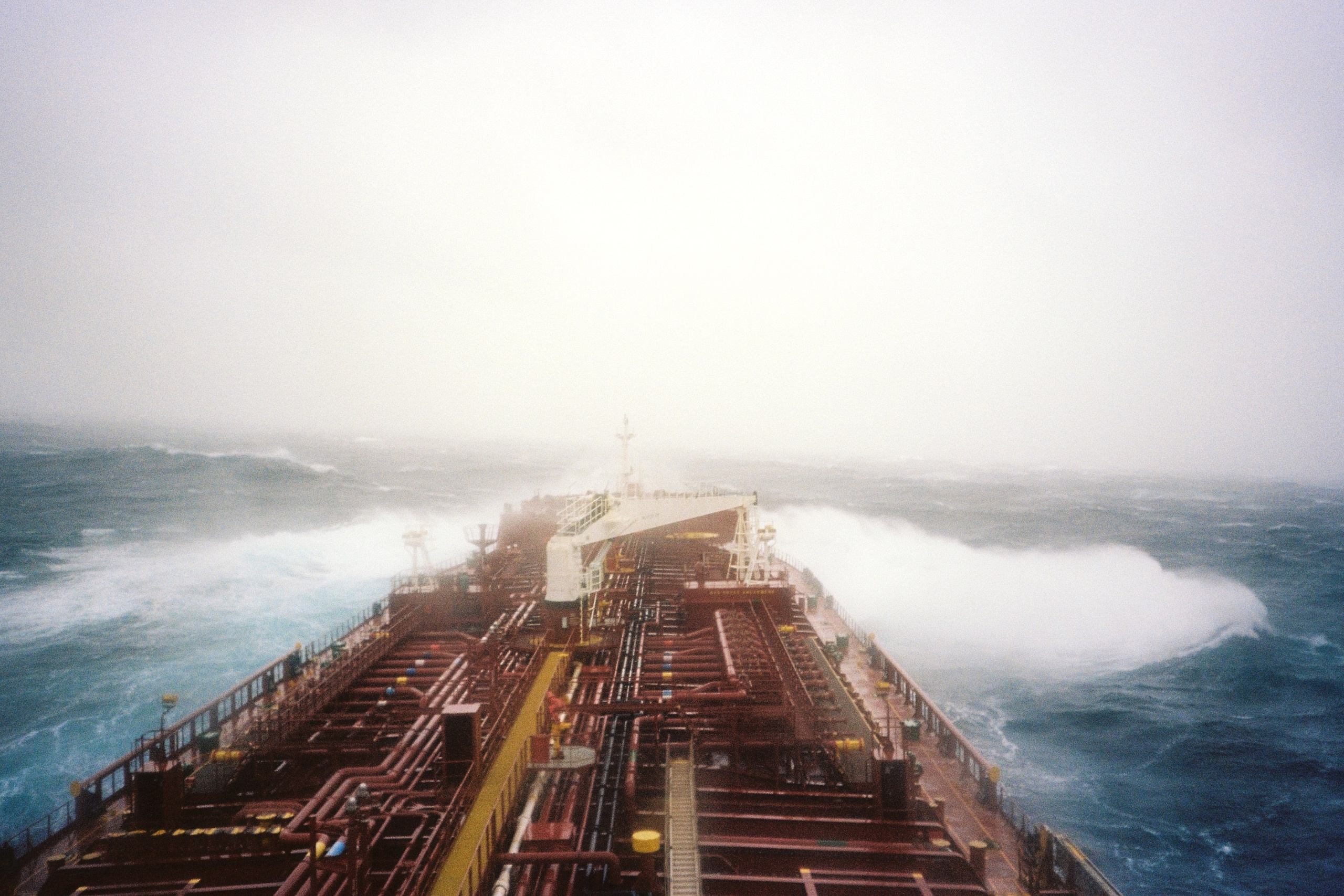 морской пейзаж. шторм. танкер