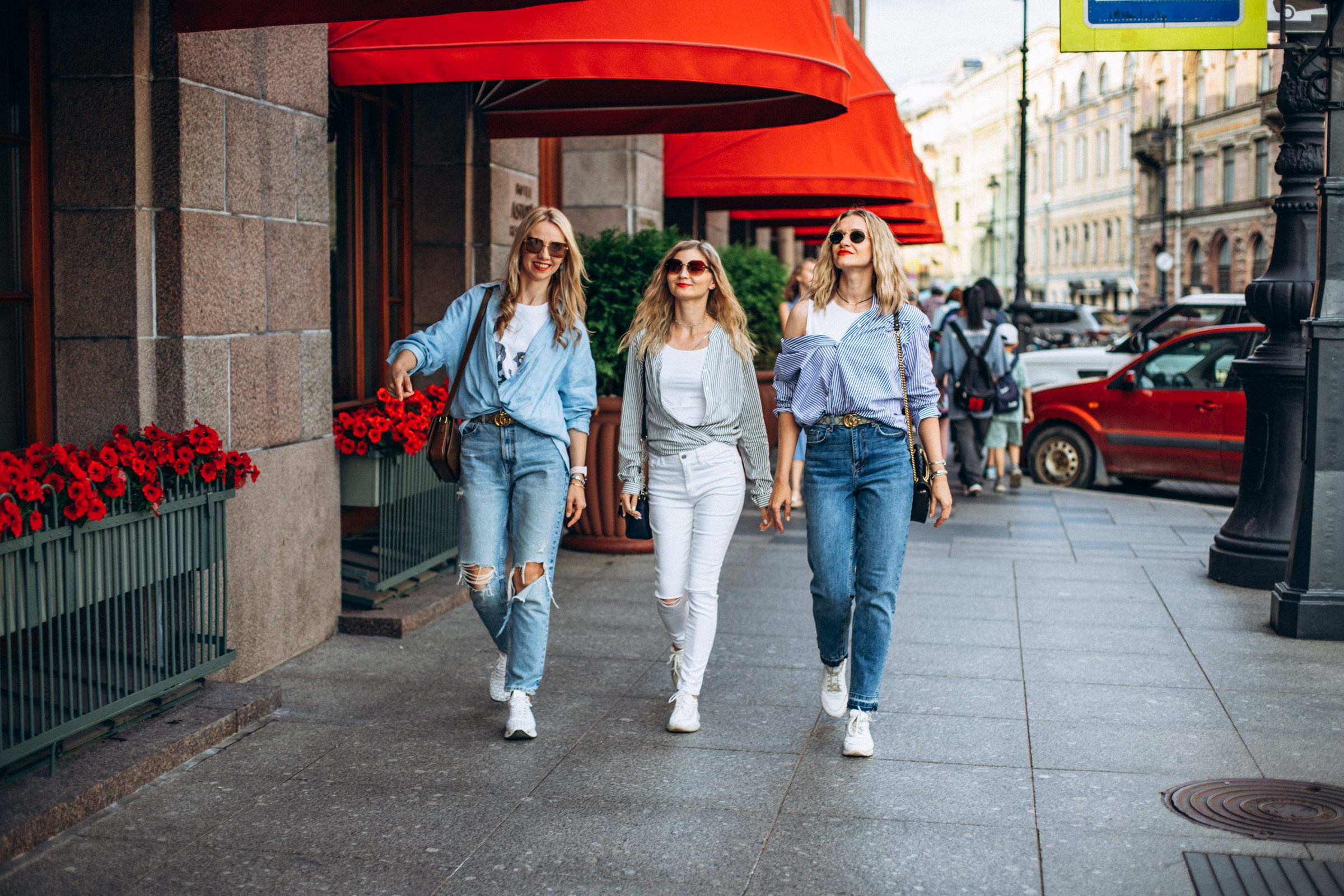 Саша, Ульяна и Настя в июне. Фотопрогулка в Петербурге. Индивидуальный и семейный фотограф в Санкт-Петербурге