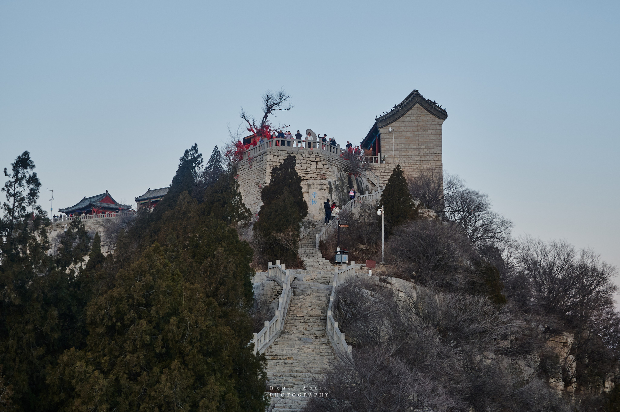 Рассвет на храмовой горе Юнмень. Цинчжоу. Фотограф Роман Адлер