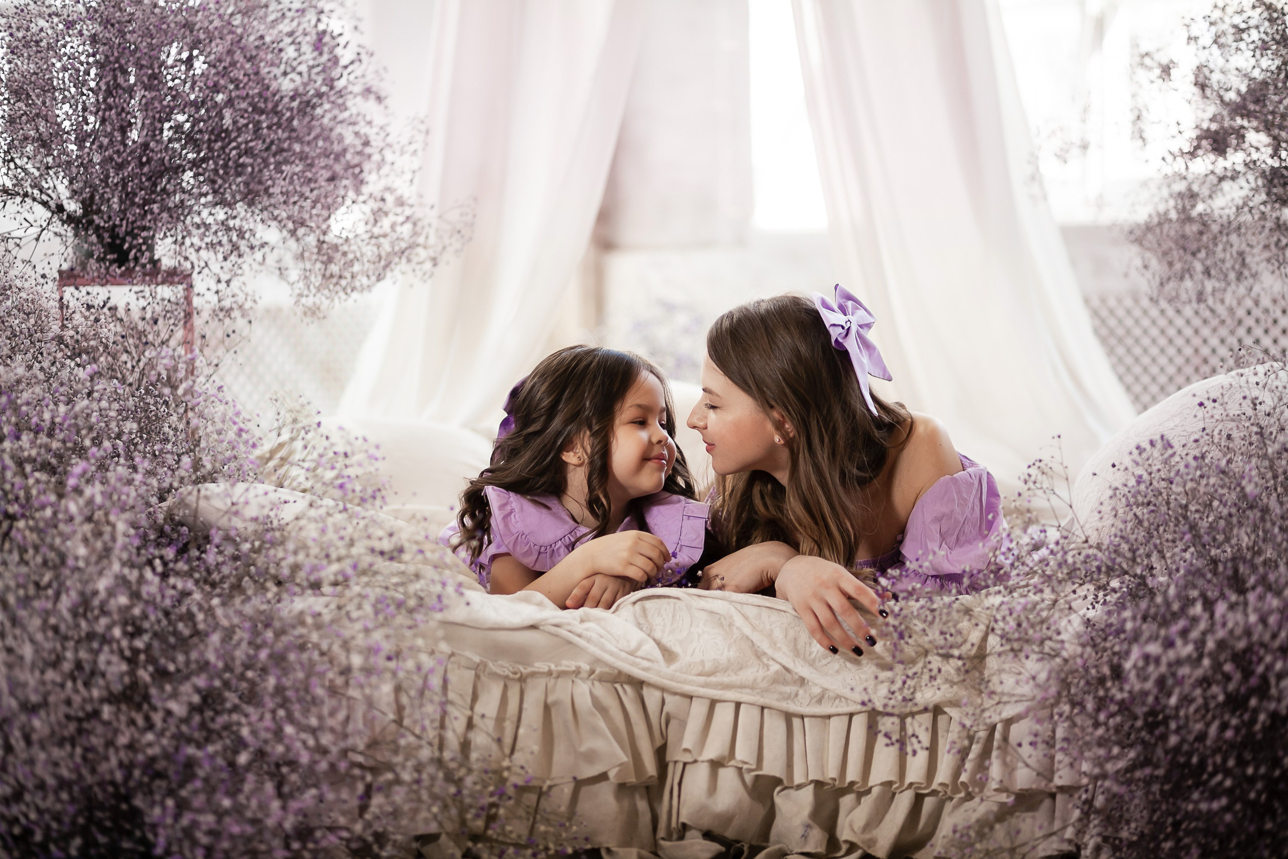 Мама и дочка в цветочном интерьере