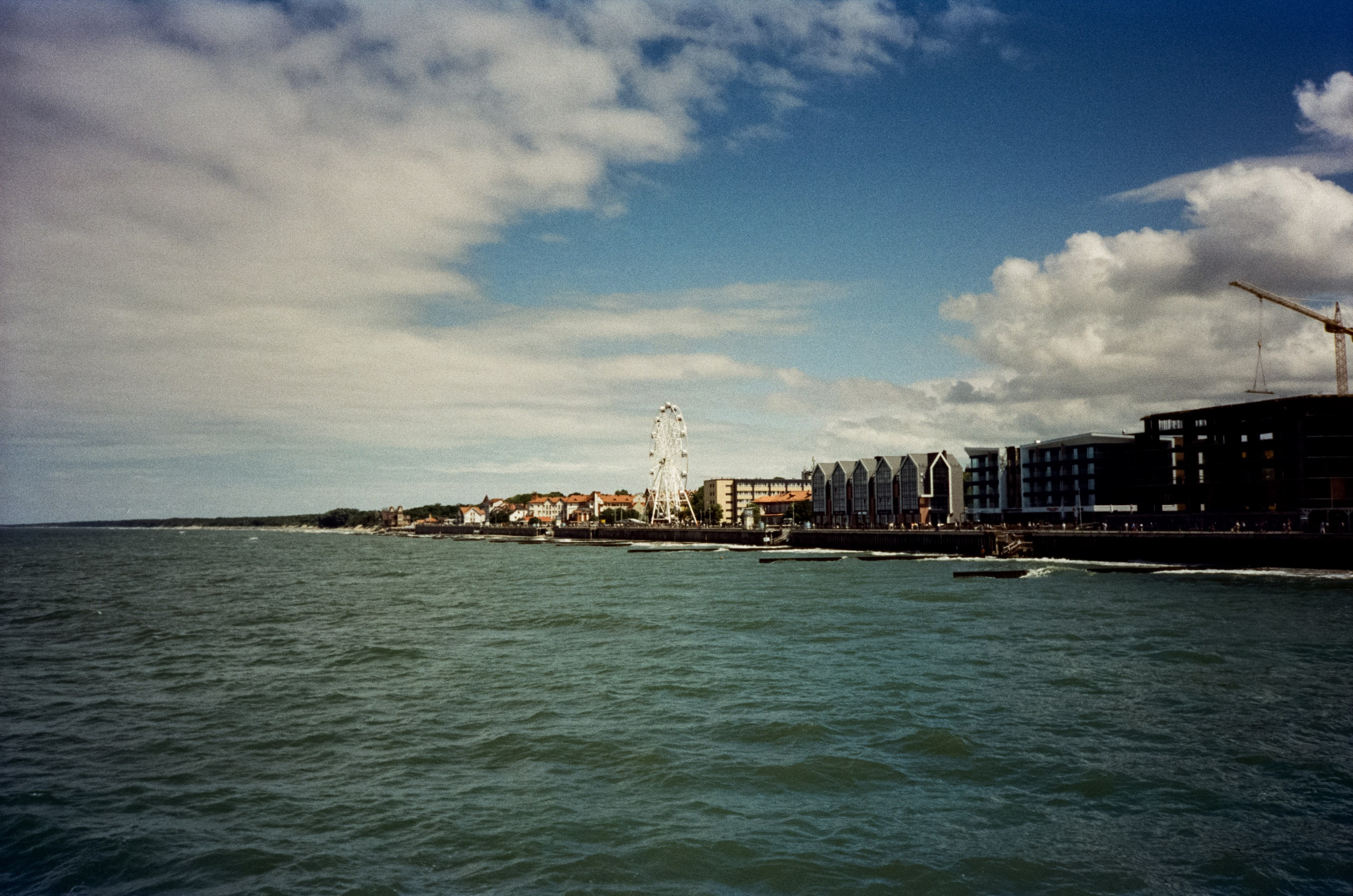 День в Зеленоградске. Суровая Балтика и пряничный кото-городок. Фотограф-документалист Мария Осокина