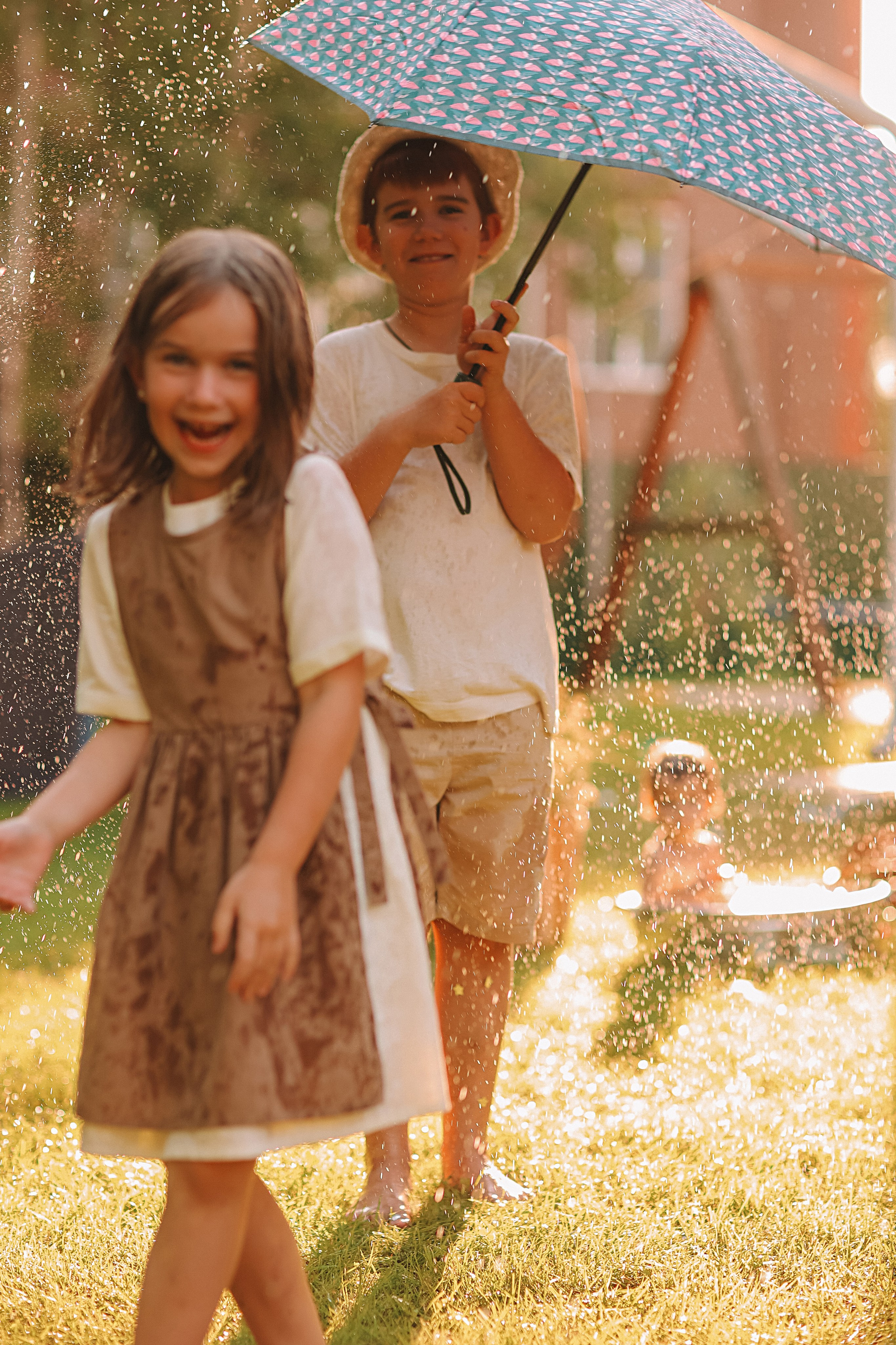 Стирка у дома. Семейный фотограф Тюмень, фотограф на роды Салмина Мария