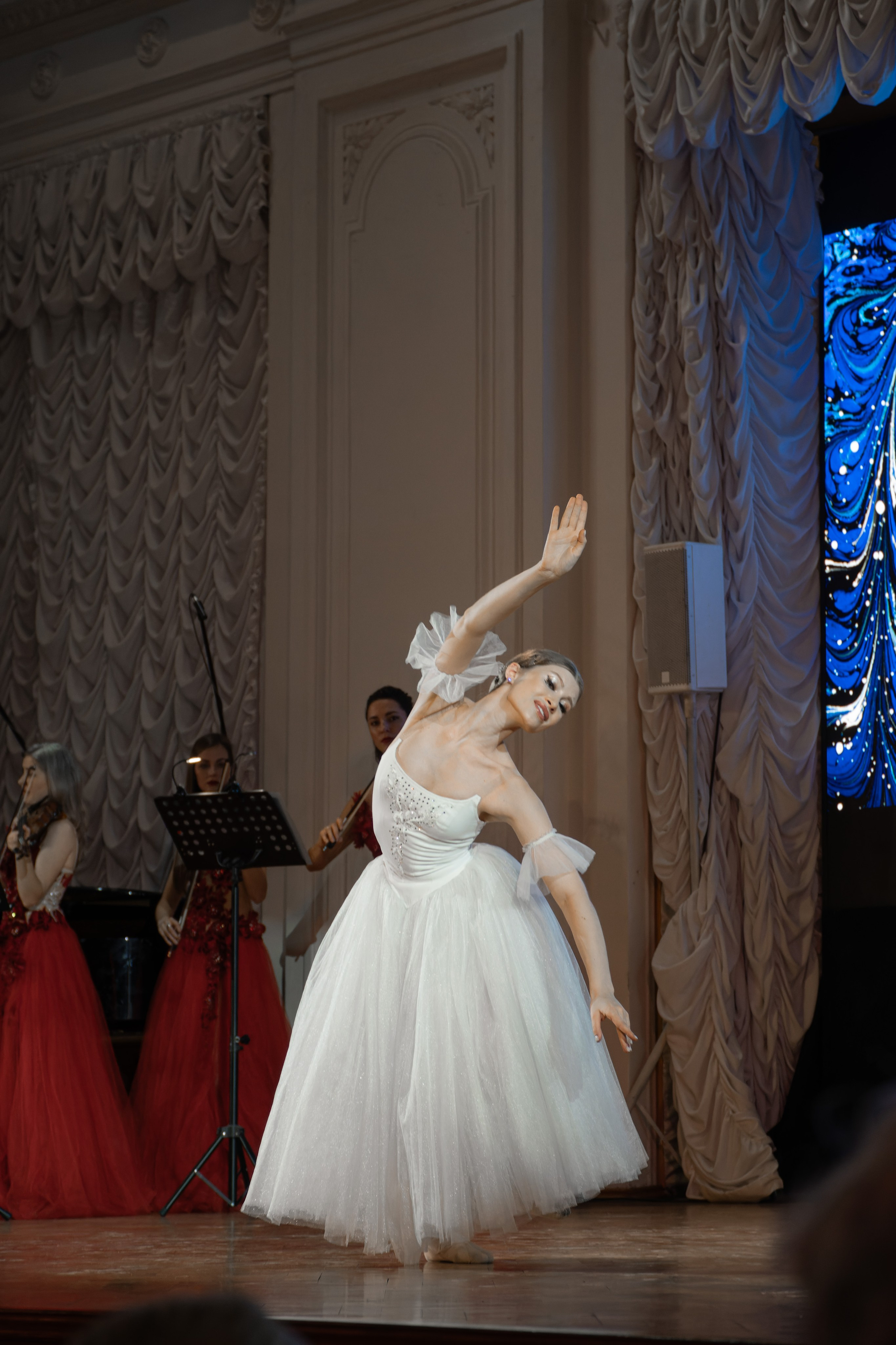 Эбру & Классическая скрипка. Фотограф в Санкт-Петербурге Авдотья Благовещенская