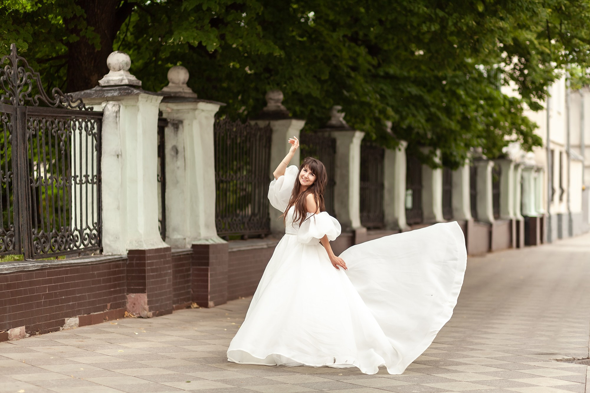 Свадебная фотосессия невесты в длинном платье