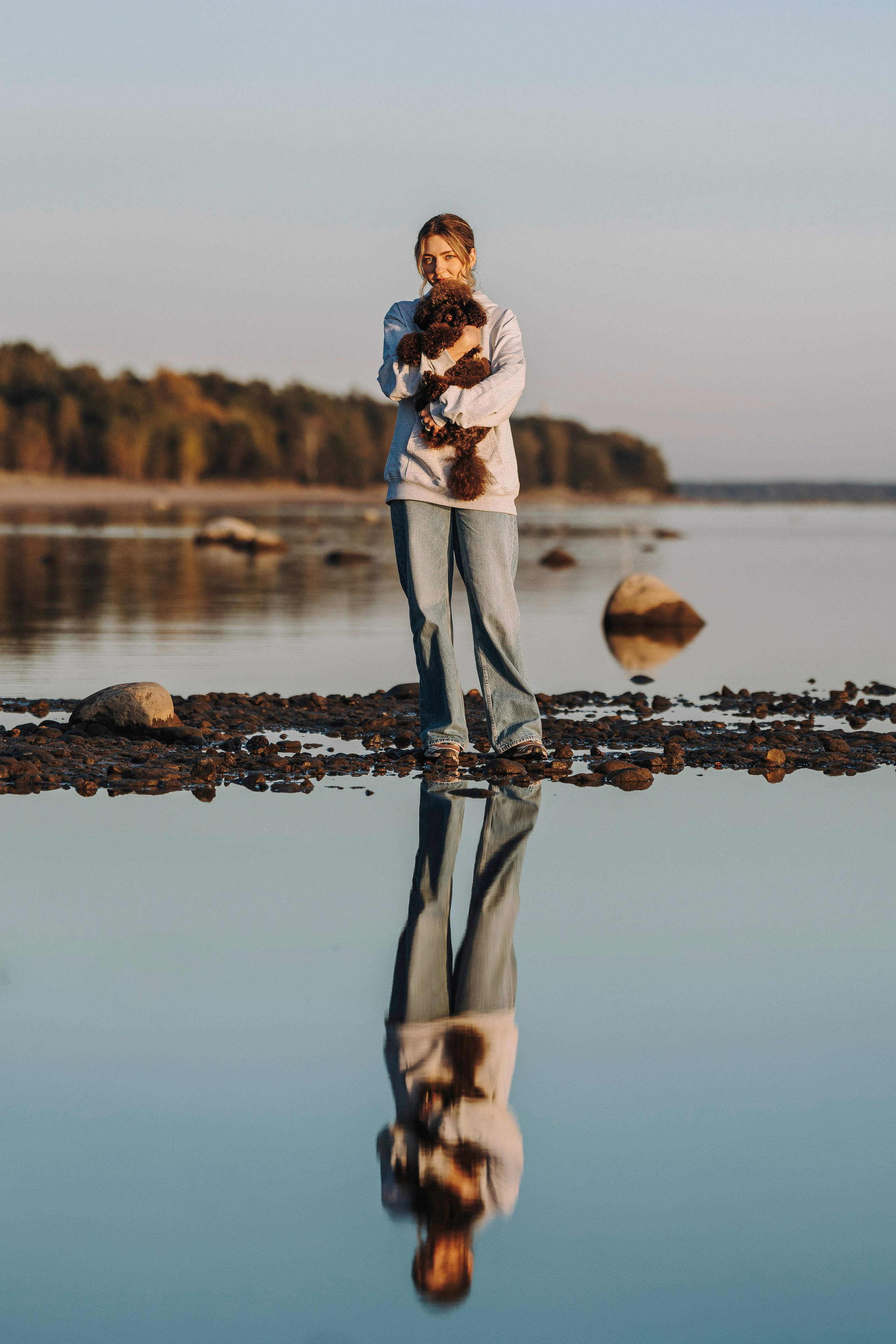 Фотосессия девушки с пуделем на пляже на закате. Фотограф анималист в Спб недорого Олеся Майорова