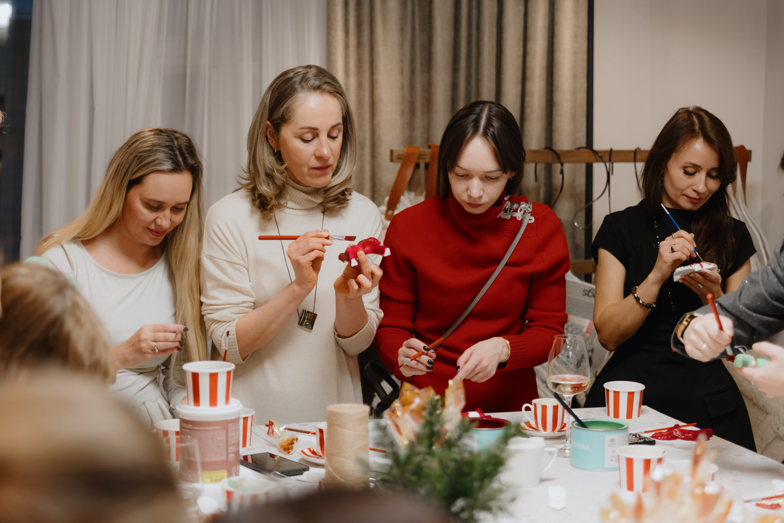 Предновогодний «Кофе-рейв» в L. DECO 17 декабря 2025 года. L. Deco интерьерный салон. Краски/обои/лепной декор