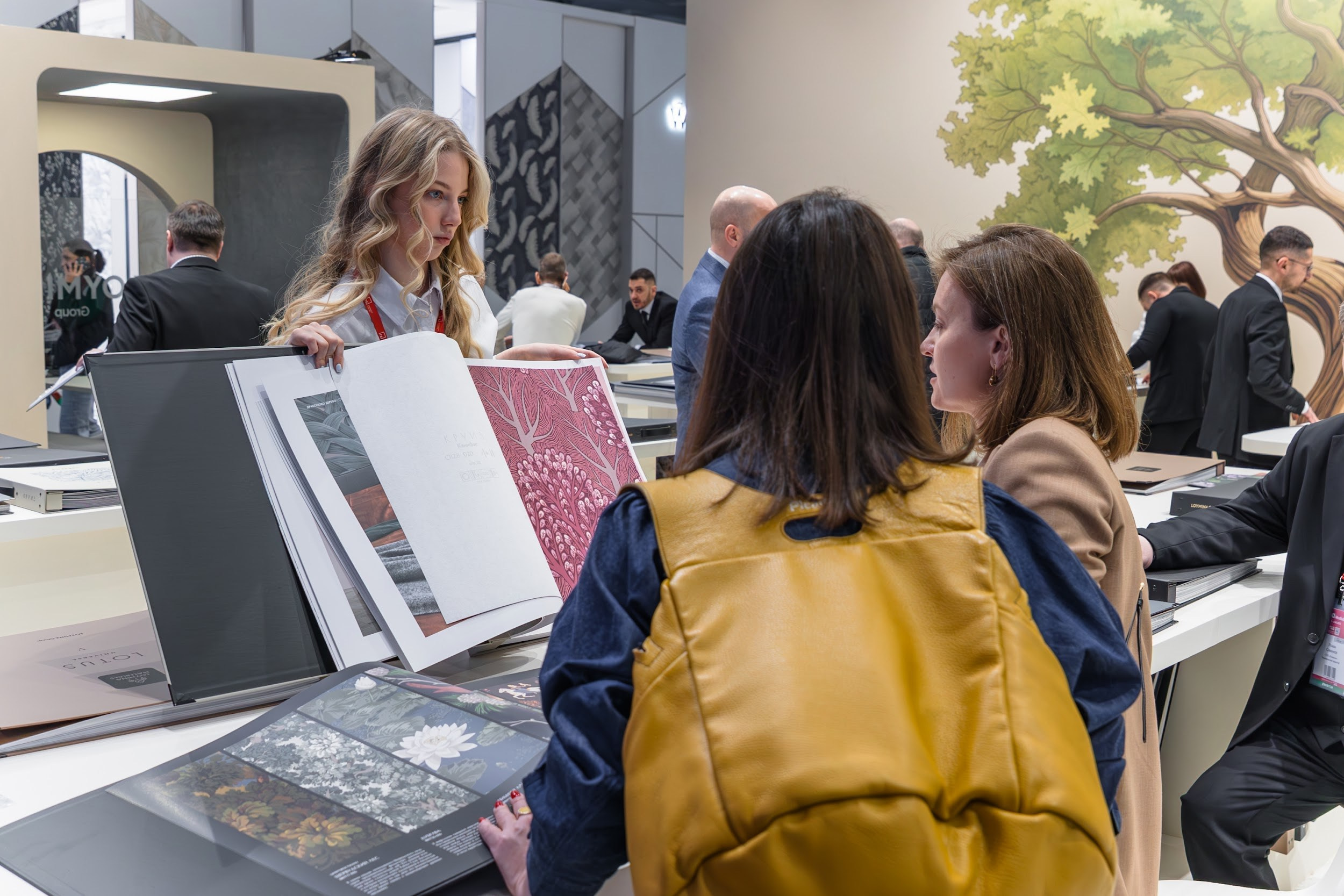 LOYMINA Group на 30-й юбилейной Международной строительно-интерьерной выставке MosBuild 2025. L. Deco интерьерный салон. Краски/обои/лепной декор