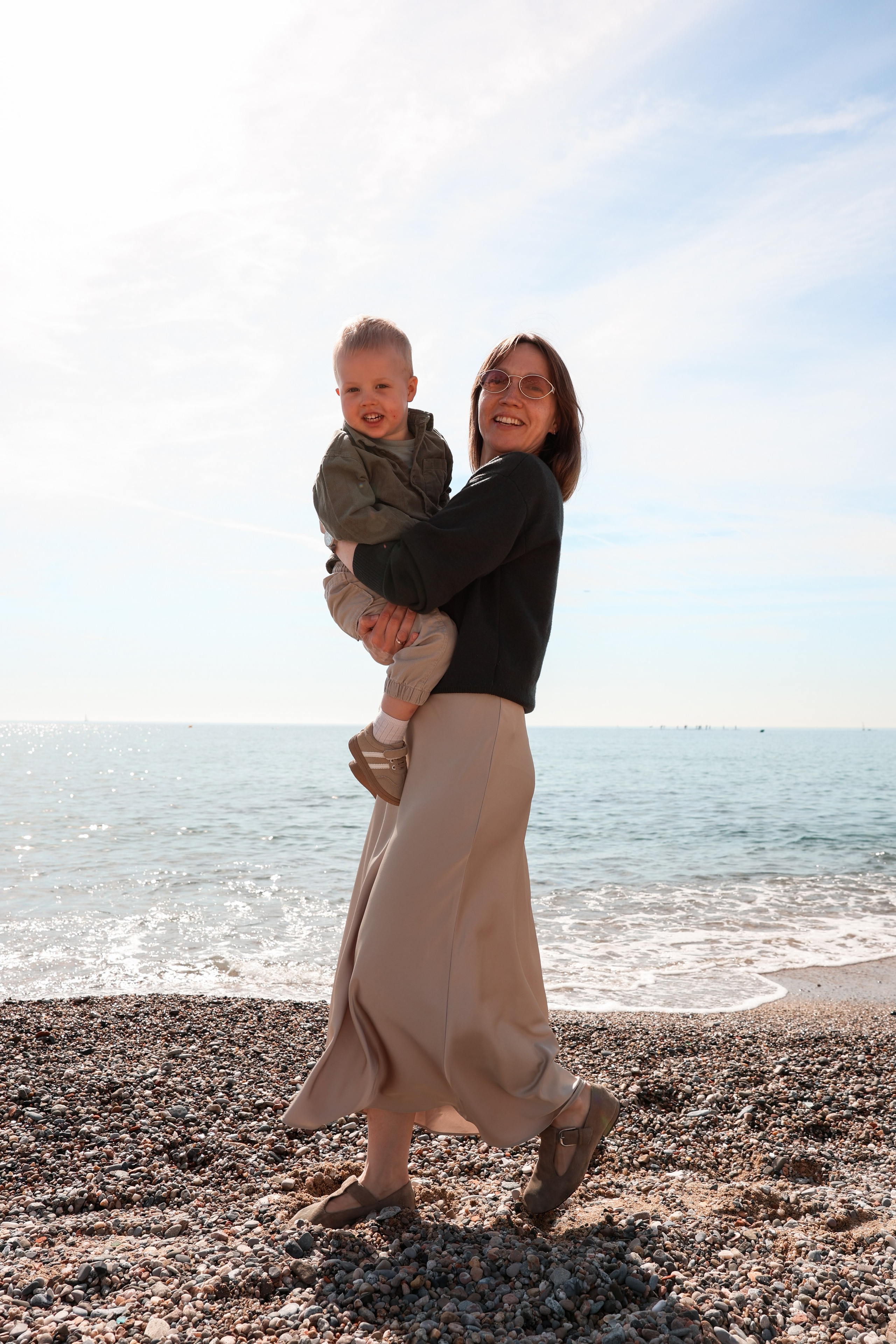 Seashore with a toddler. Natalia Zhuravleva|family, newborn, maternity photographer in Barcelona