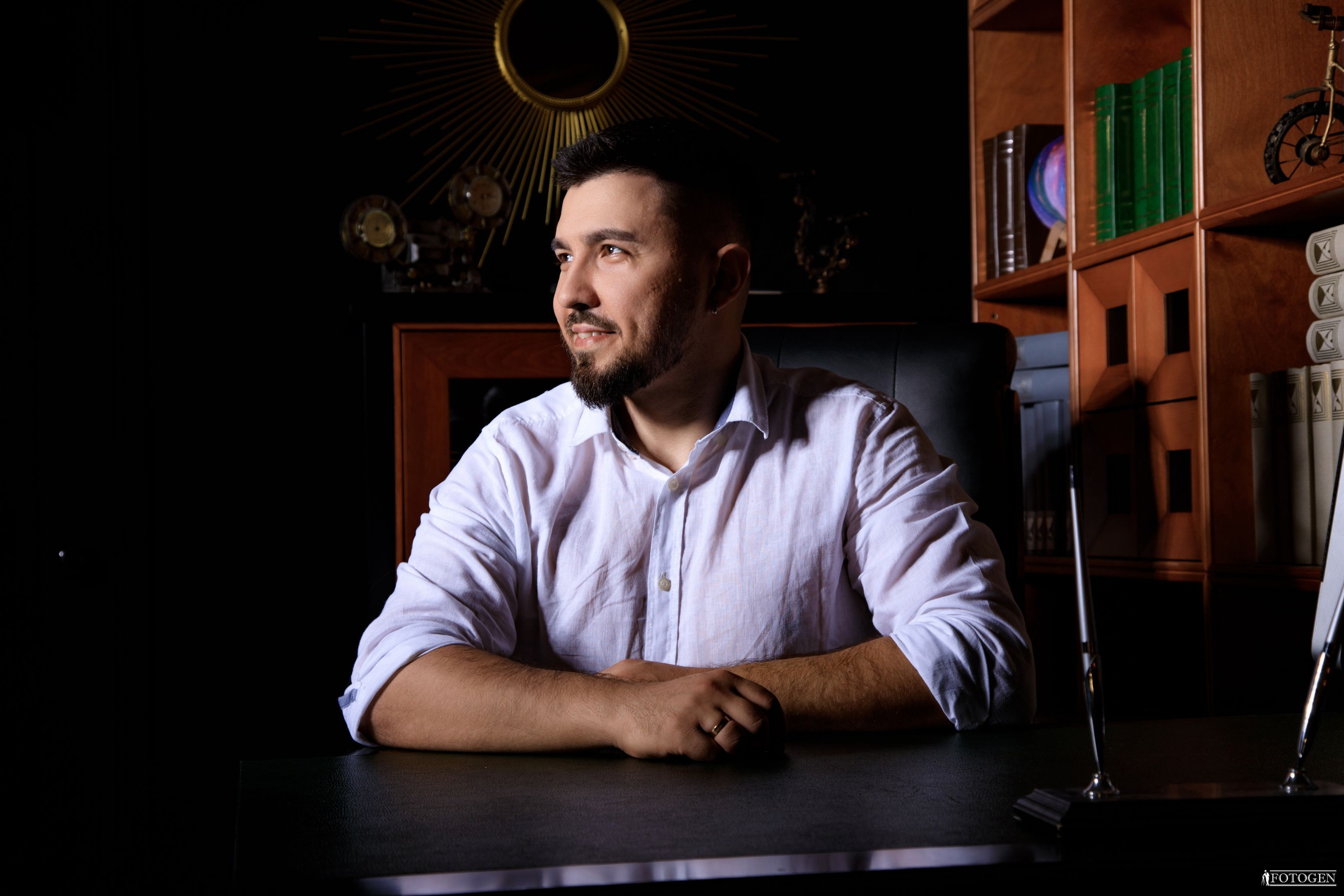 Профессиональная мужская фотосессия в Fotogen: Ваша история в кадре. Интерьерная фотостудия FOTOGEN г. Краснодар