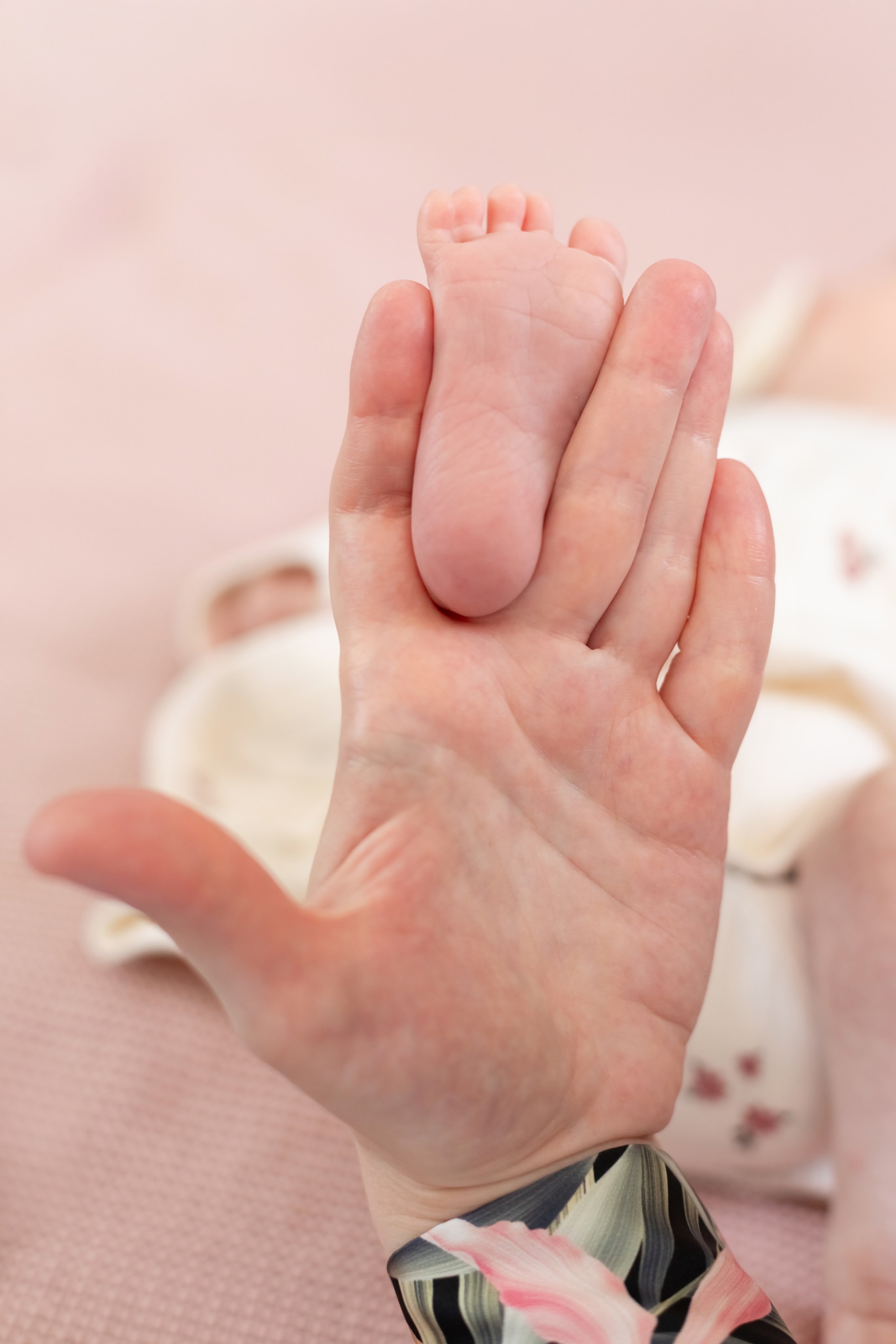 Домашняя съемка новорожденных Москва. Фотосъемка выписки из роддома в Москве, заказать фотографа на выписку ньюборн съемка в роддоме newborn фотограф в Юдино