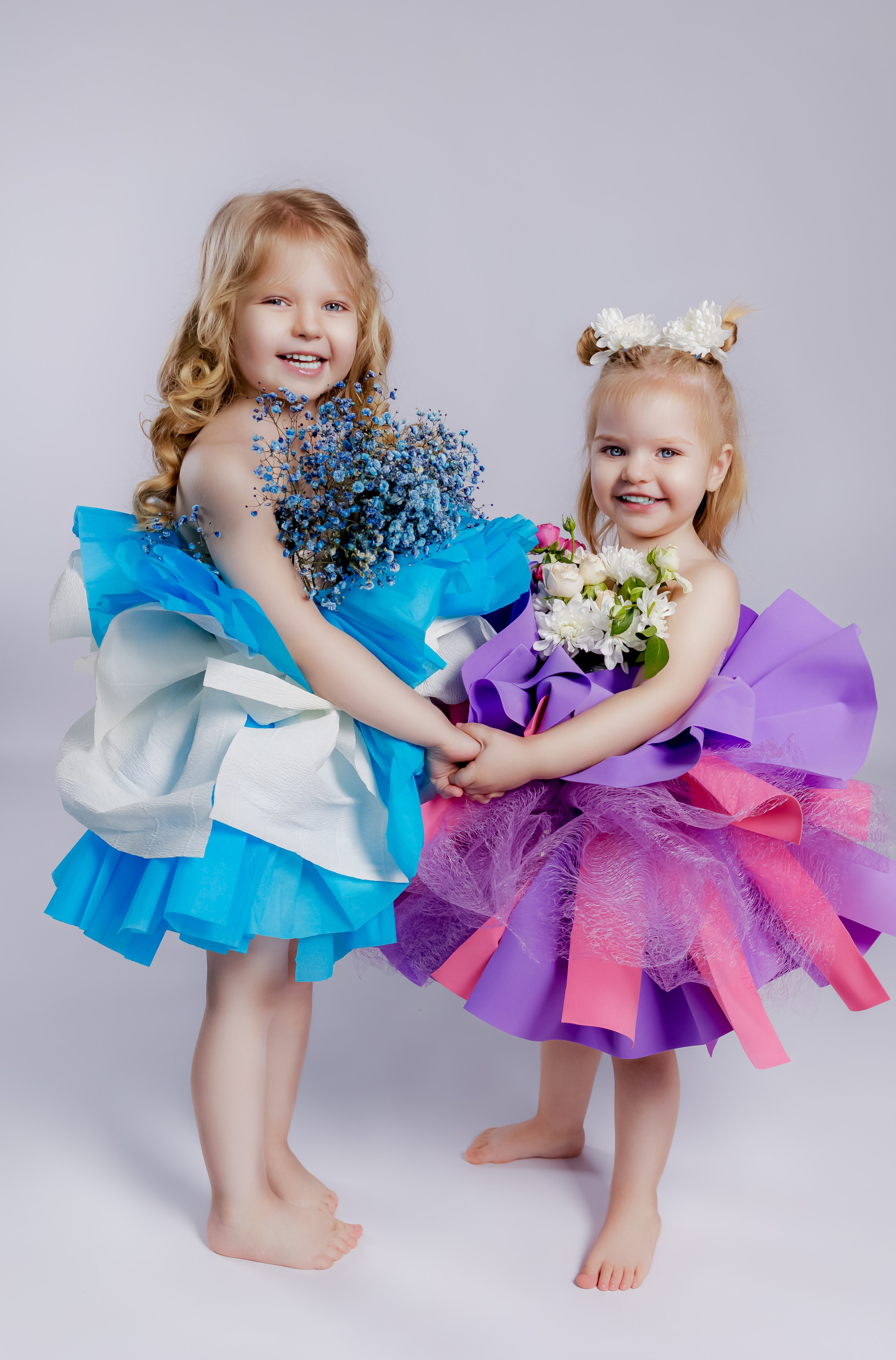 Цветочная фотосессия двух сестер в студии
