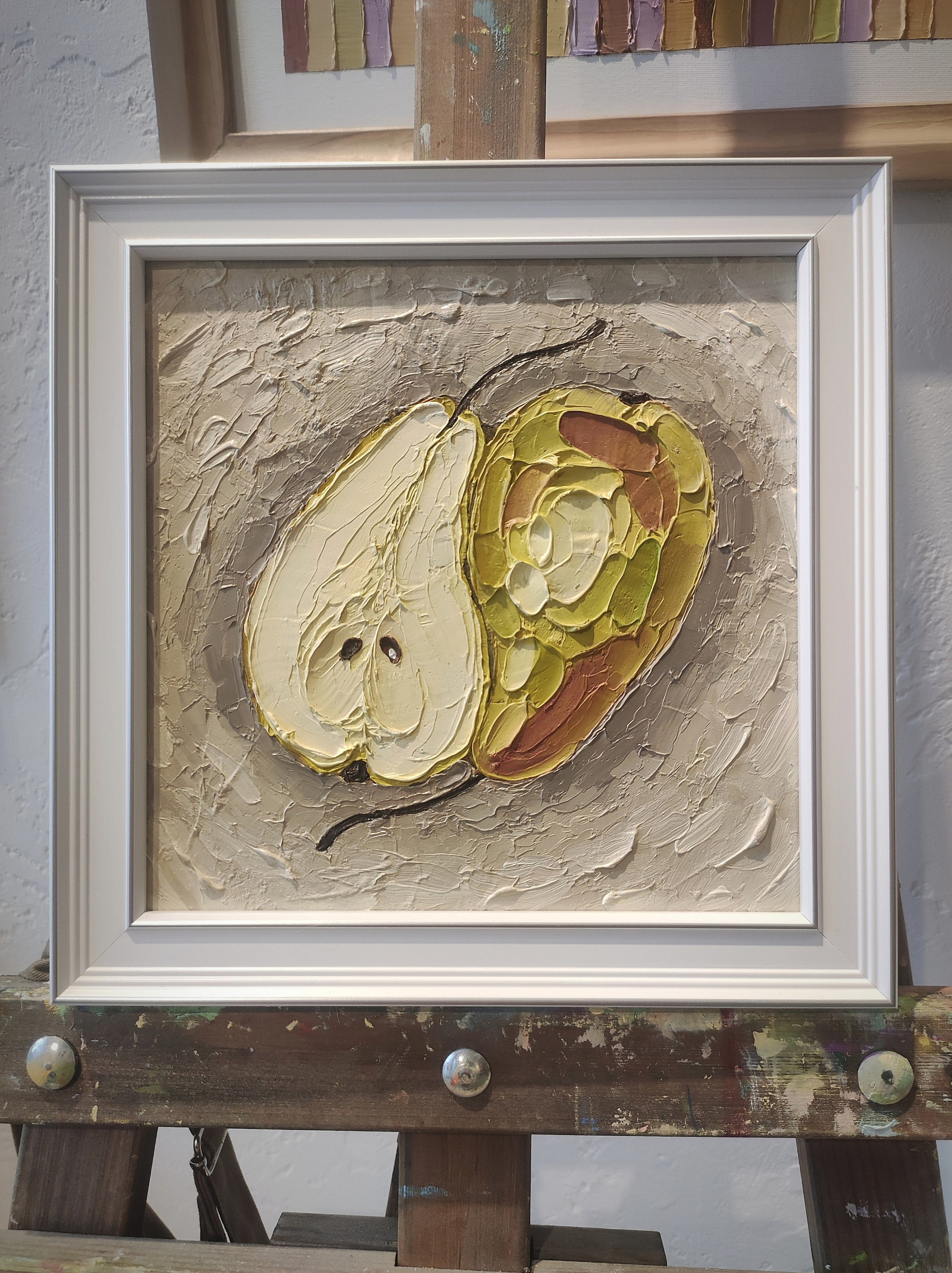 Декоративный натюрморт маслом — текстурное изображение разрезанной груши.