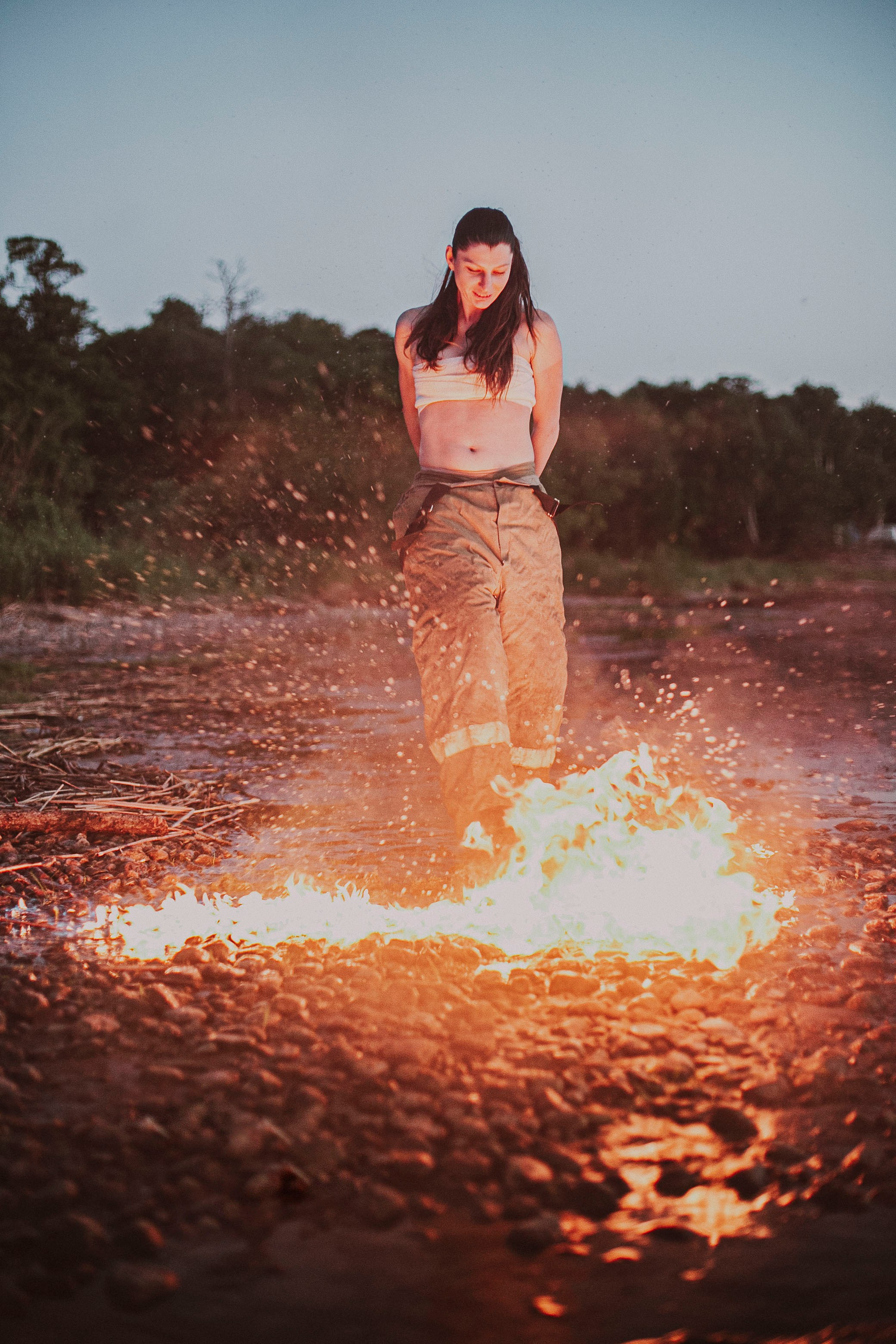Художественная фотосессия с открытым огнем на пляже, портретный фотограф Ирина Подборская, Санкт-Петербург