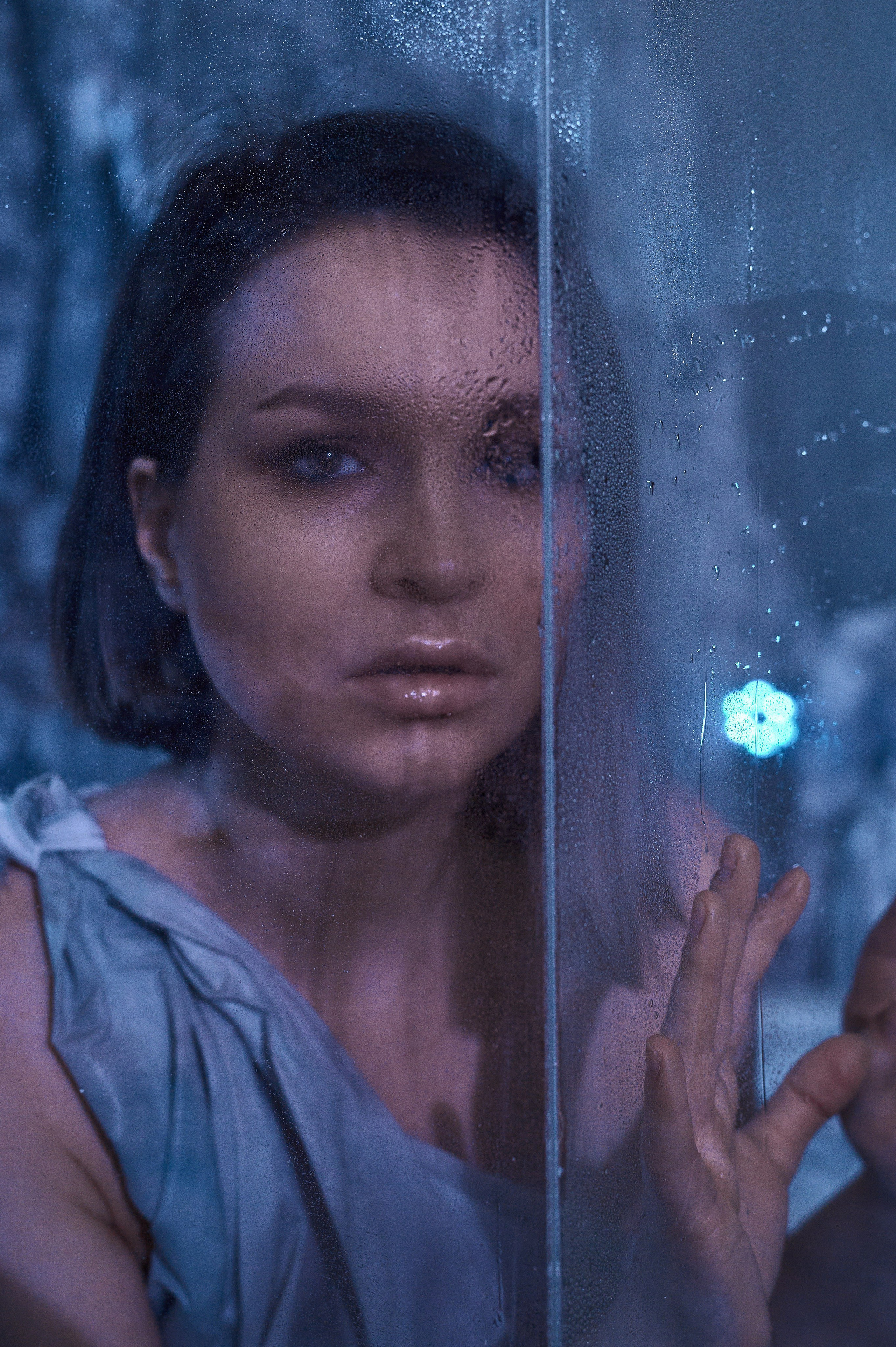 Фотосессия Ксении в декорациях «Лед» со стеклянным кубом