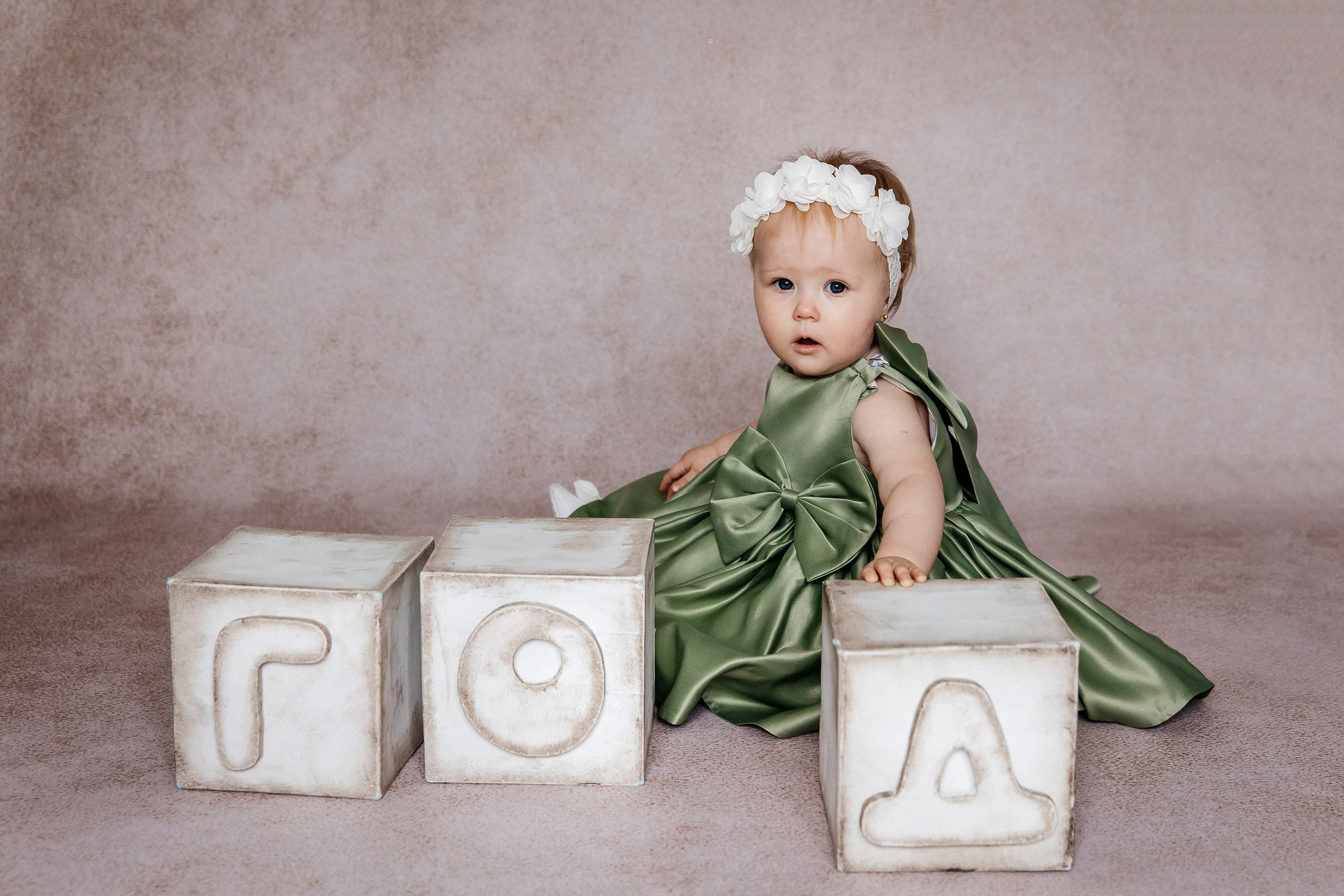 Минимализм (единичка, буквы-кубики, отдельный реквизит на фоне). Детский фотограф, выпускные альбомы в Нижнем Новгороде Бодягина Мария