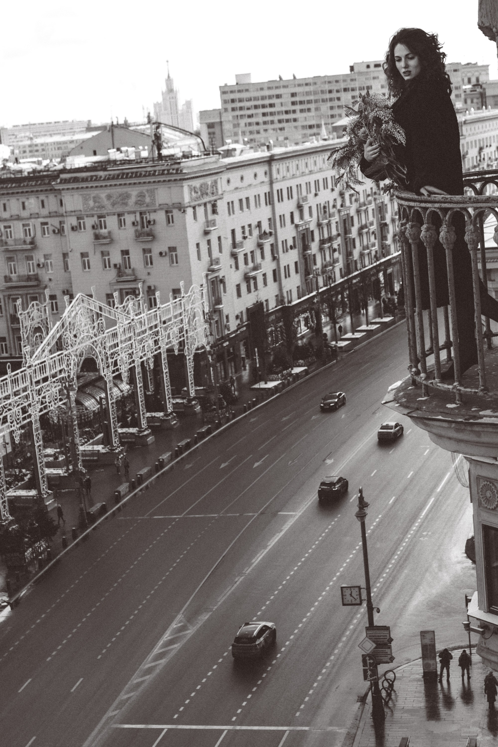 Портретный фотограф в Москве Калагина Светлана. Снимаю эстетичные черно-белые портреты. Фотосессия девушки на балконе в центре Москвы