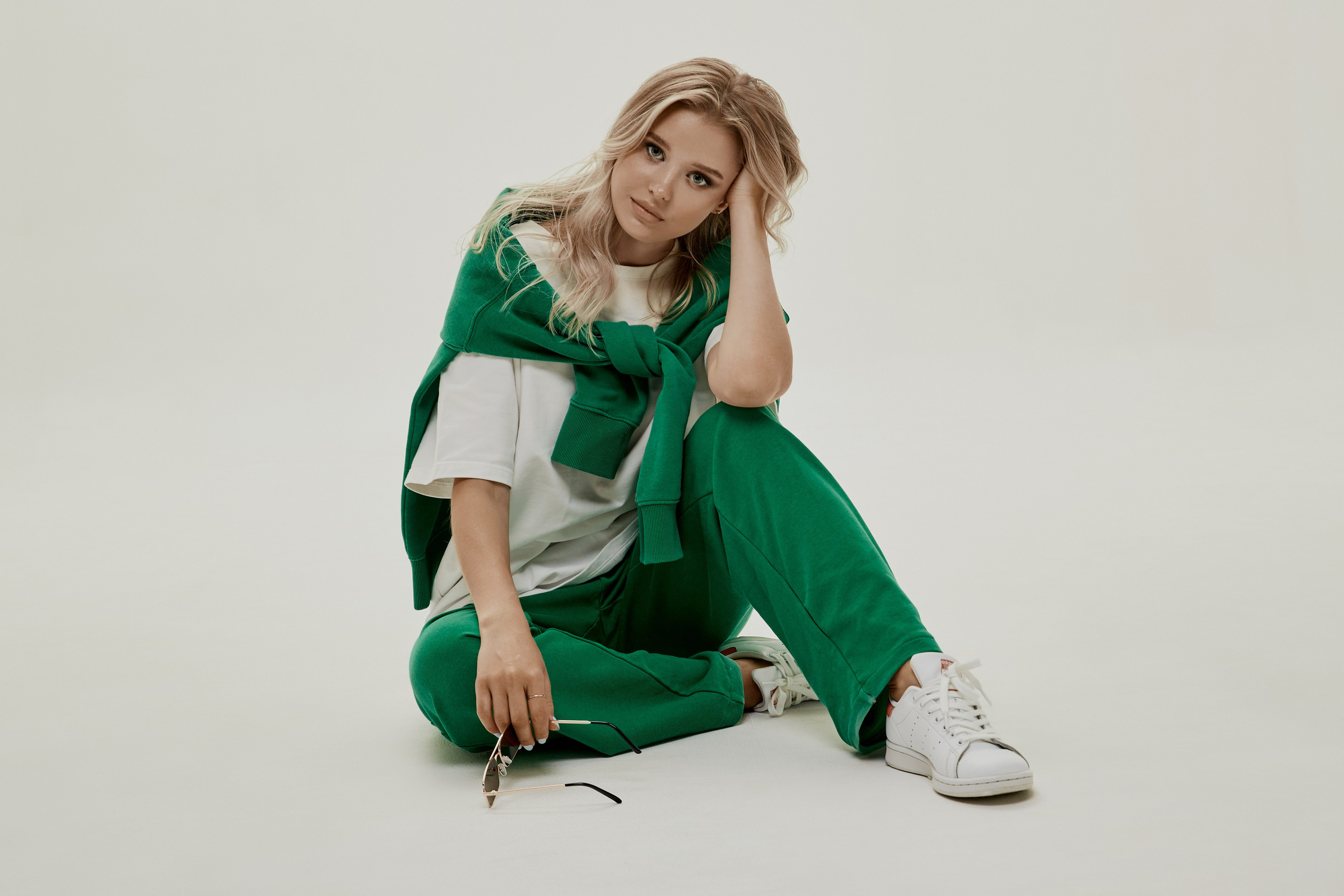 Фото для каталога и маркетплейса, каталожная фотосъемка, фото для бренда, девушка в черной рубашке