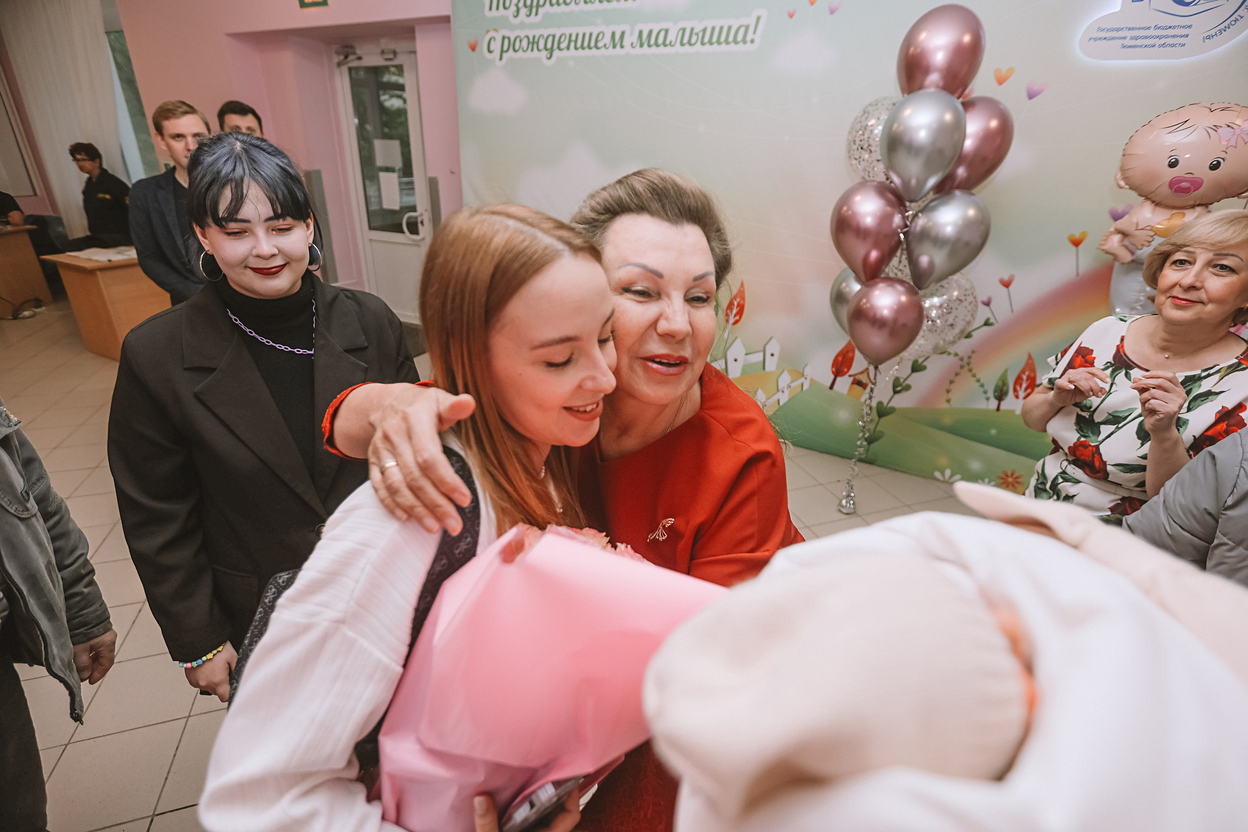 Выписка палата+внизу ПЦЭ. Семейный фотограф Тюмень, фотограф на роды Салмина Мария