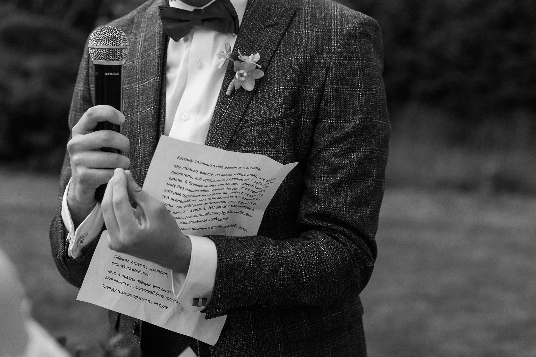 HOLDING_OUT_OF_THE_HERO. Wedding photographer in Europe