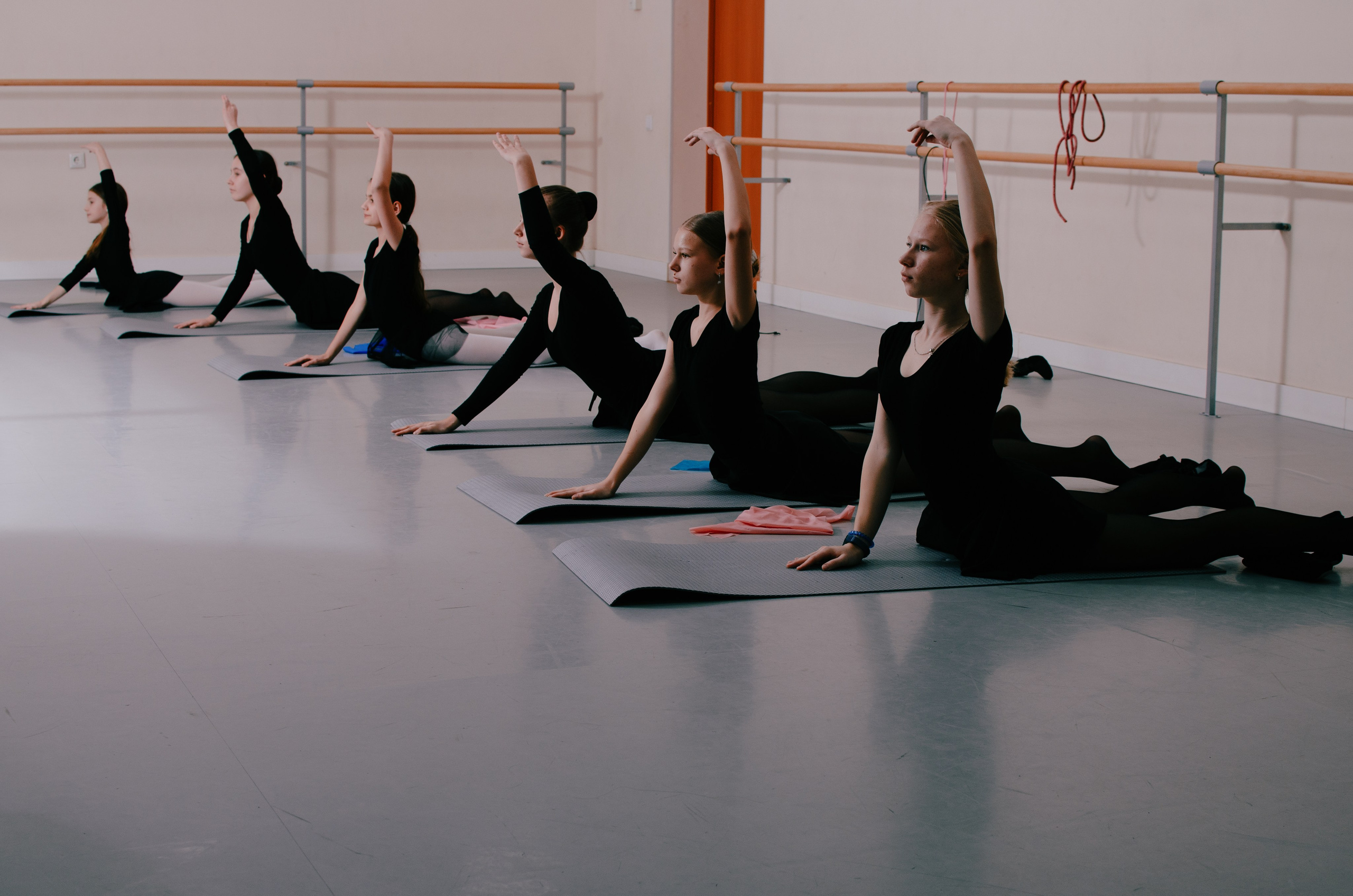 Экспериментальная (со вспышкой на стойке) съемка урока хореографии. Хореографический коллектив «Русская тройка», средняя группа. Портретный и репортажный фотограф в Санкт-Петербурге Варвара Жукова