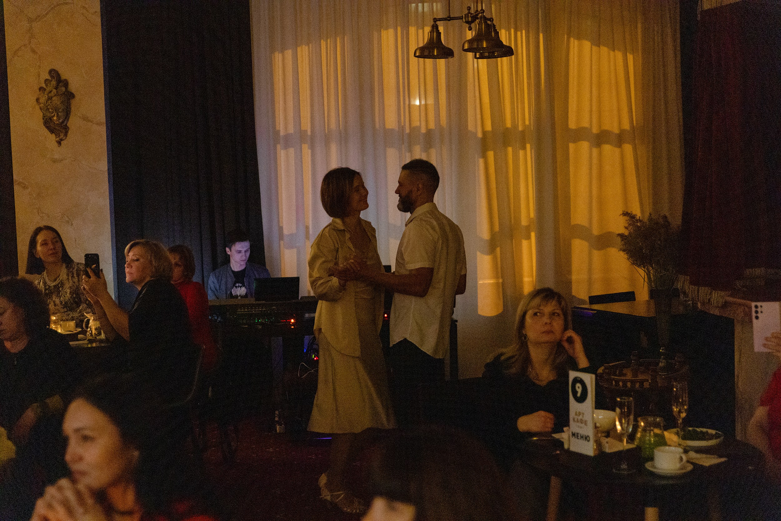 Выступление YOLO band в арт кафе. Фотограф Тюмень