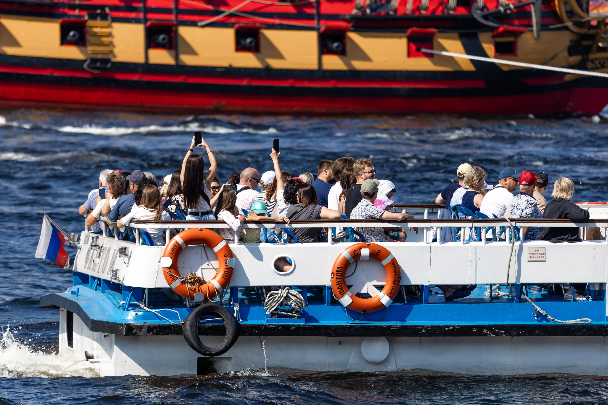 Туристы на теплоходе фотографируют исторический 54-пушечный линейный корабль 4 ранга Полтава