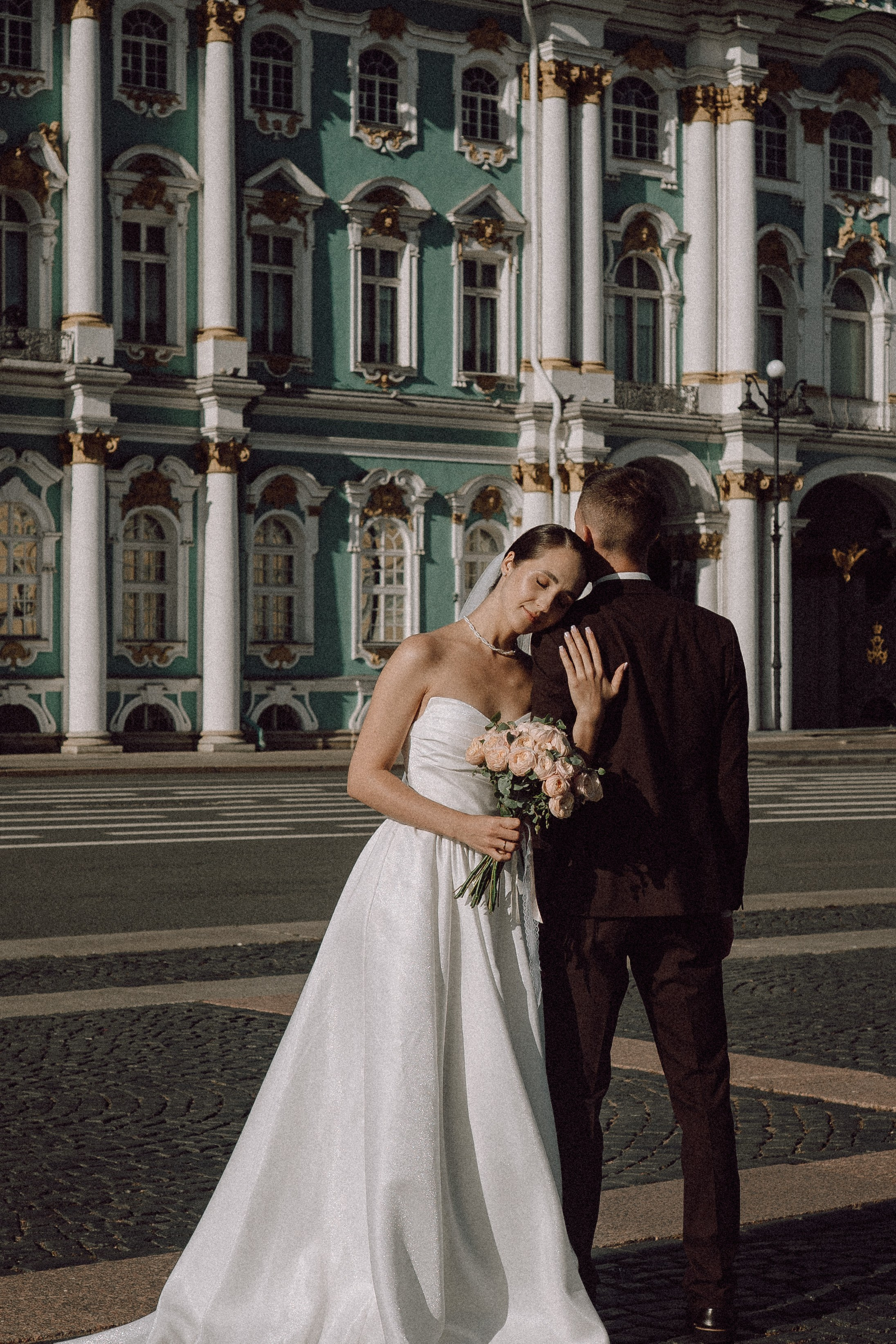 СВАДЕБНАЯ ПРОГУЛКА В САНТК-ПЕТЕРБУРГЕ (ИСАКИЕВСКИЙ СОБОР, ЗИМНЯЯ КАНАВКА, ЭРМИТАЖ И БОЛЬШАЯ МОРСКАЯ УЛИЦА). Профессиональный фотограф, Санкт-Петербург — Виктория Богомолова