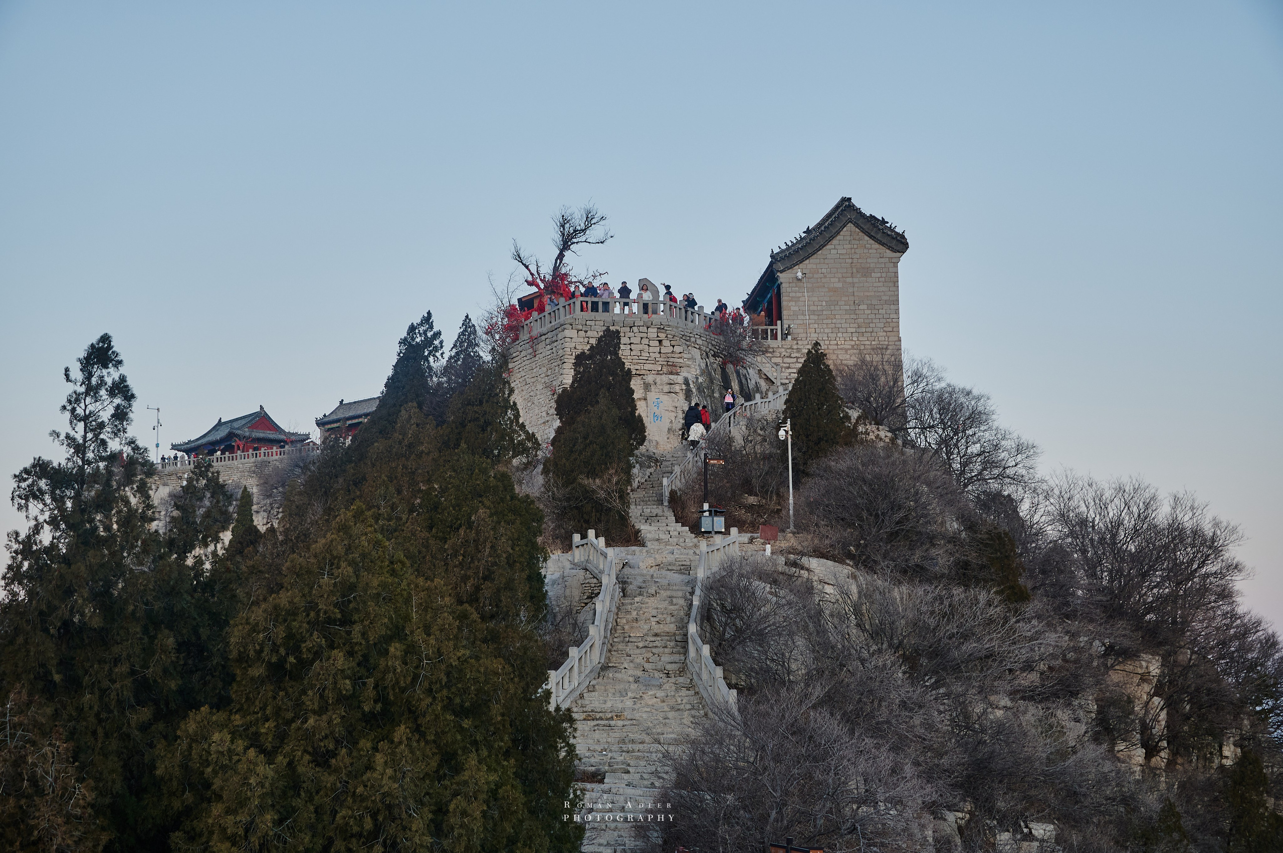 Рассвет на храмовой горе Юнмень. Цинчжоу. Фотограф Роман Адлер