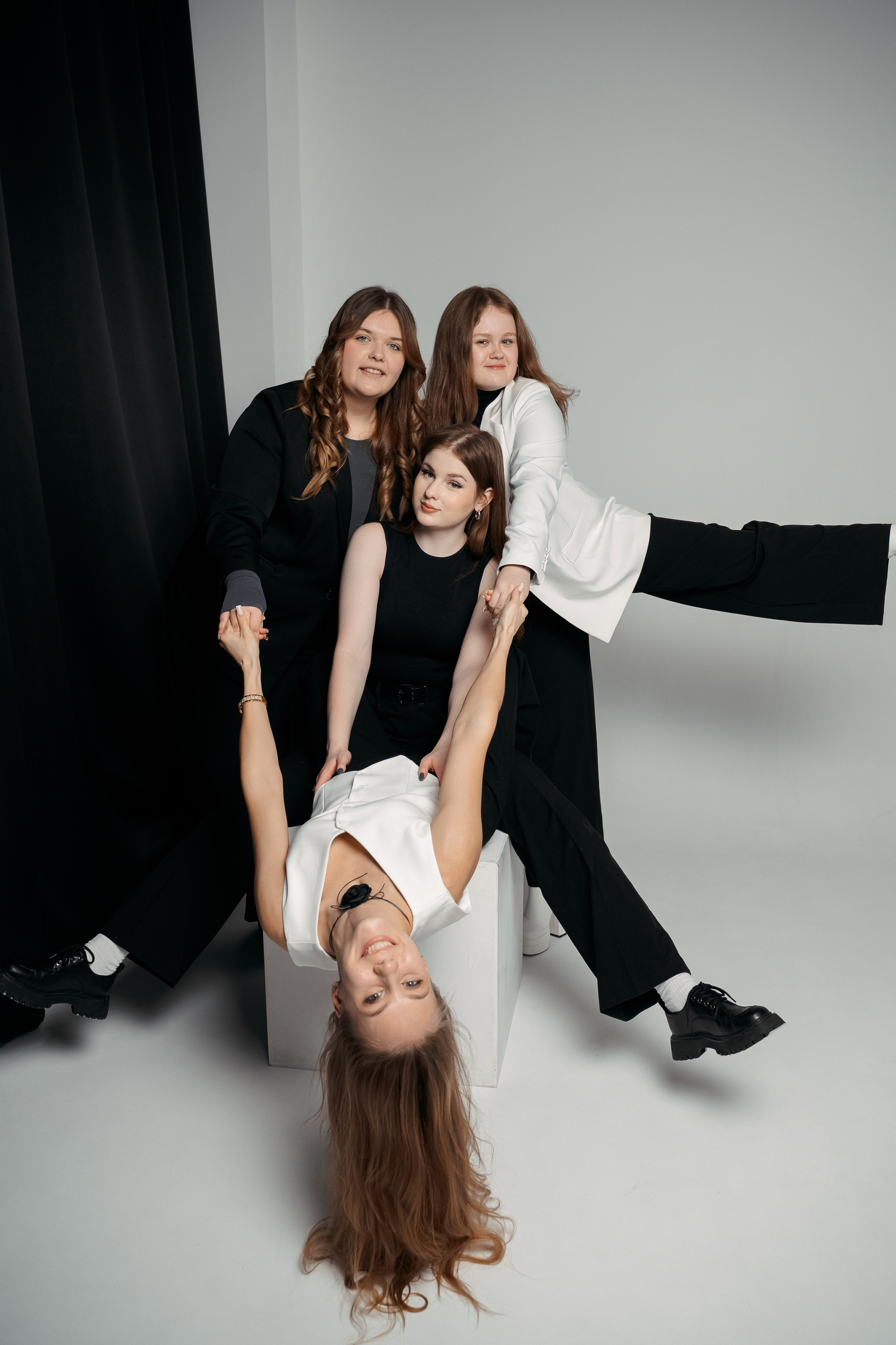 ВЫПУСКНИКИ 11 КЛАСС. МАРГАРИТА КУДРЯШОВА СВАДЕБНЫЙ И СЕМЕЙНЫЙ ФОТОГРАФ ТВЕРЬ МОСКВА