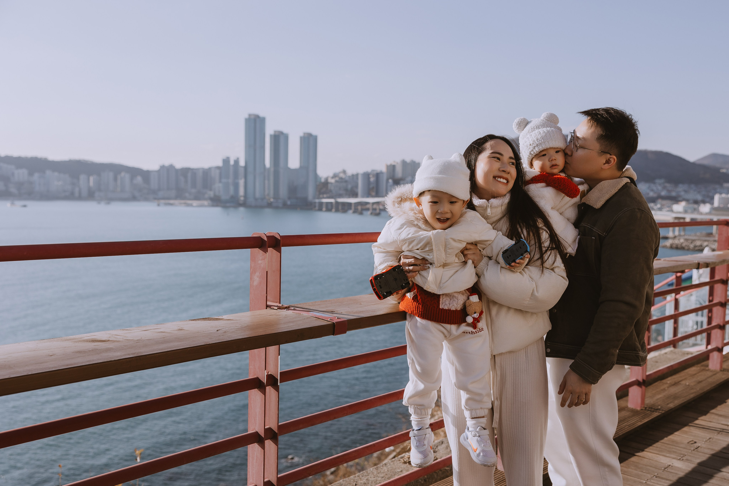 Семейная прогулка в Пусане. Зимняя фотопрогулка по Пусану. Фотопрогулка в Пусане. Семейная прогулочная фотоссесия. Фотосессии в Пусане. Фотоссесии в Корее. Фотограф Пусан. Какую одежду выбрать для фотосессии зимой. 