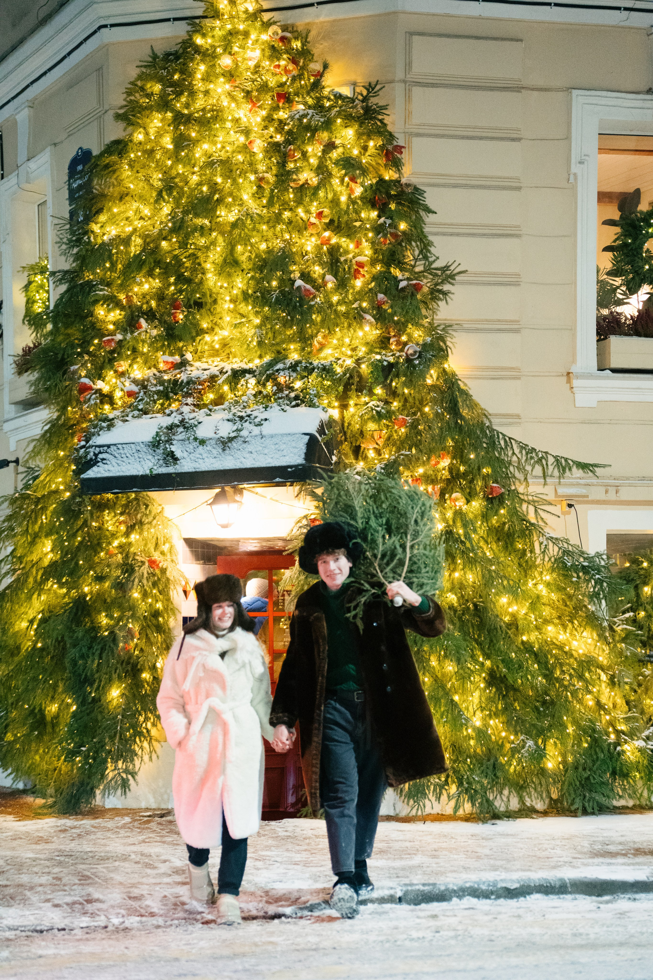 НОВОГОДНЯЯ ПРОГУЛКА ПАРЫ ПО ЧЕРНЫШЕВСКОЙ ПЕРЕД НОВЫМ ГОДОМ. Профессиональный фотограф, Санкт-Петербург — Виктория Богомолова