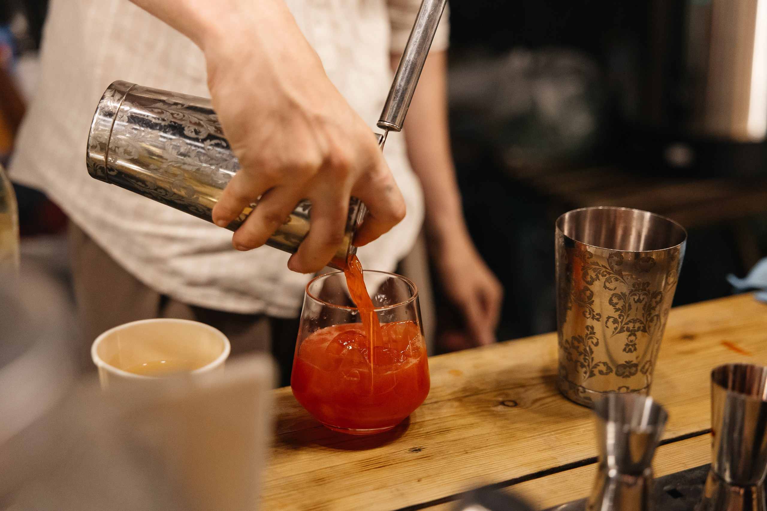 Здравствуйте! Я свадебный фотограф из Ульяновска, работаю в том числе по всей России и с выездом за границу. Снимаю свадьбы, lovestory, корпоративы, светский репортаж. Провожу обучение по фотографии, мастер-классы и воркшопы для других фотографов.