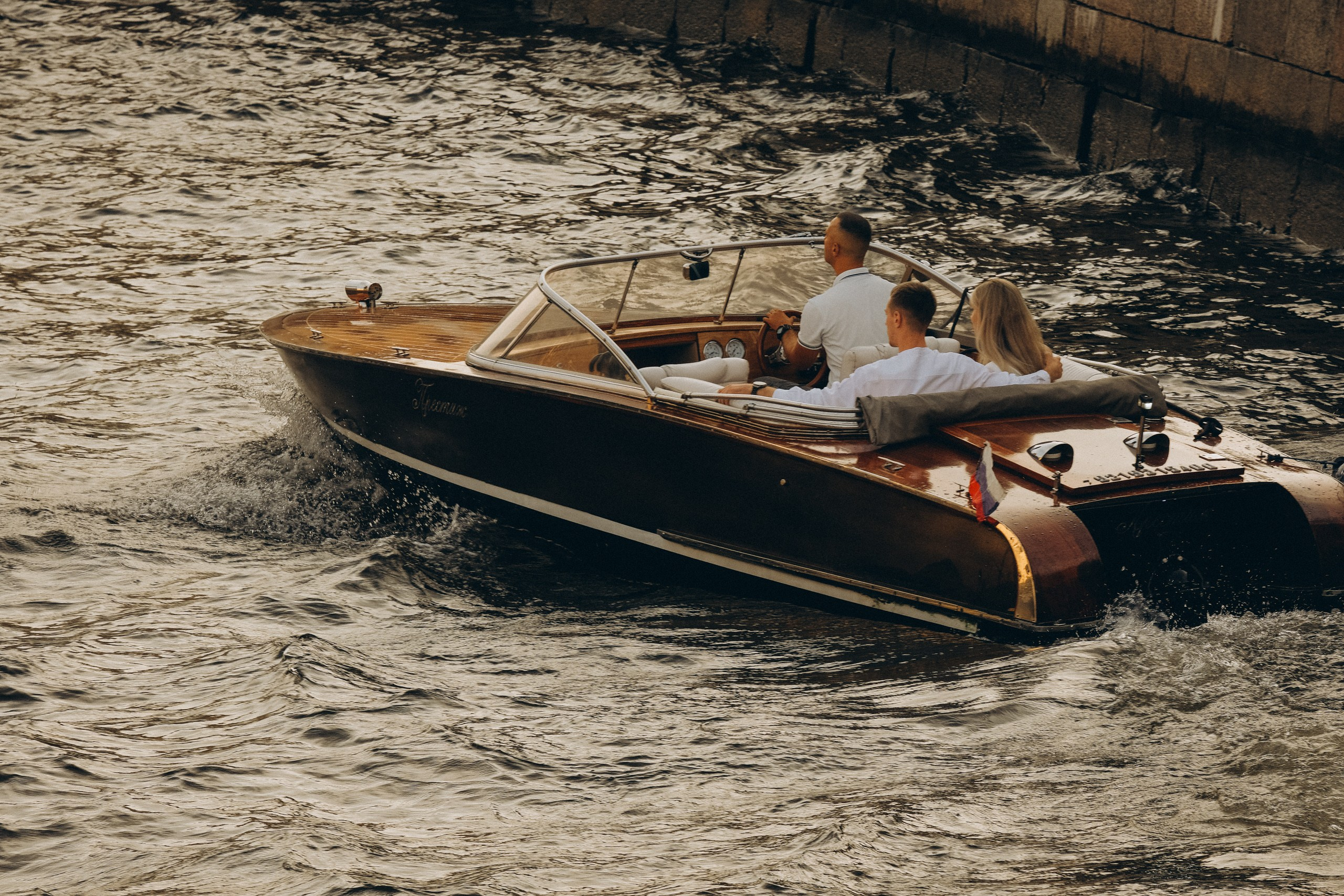 СВАДЕНБНАЯ СЬЕМКА НА КАТЕРЕ ПО КАНАЛАМ САНКТ-ПЕТЕРБУРГА И В АКВАТОРИИ НЕВЫ. Профессиональный фотограф, Санкт-Петербург — Виктория Богомолова