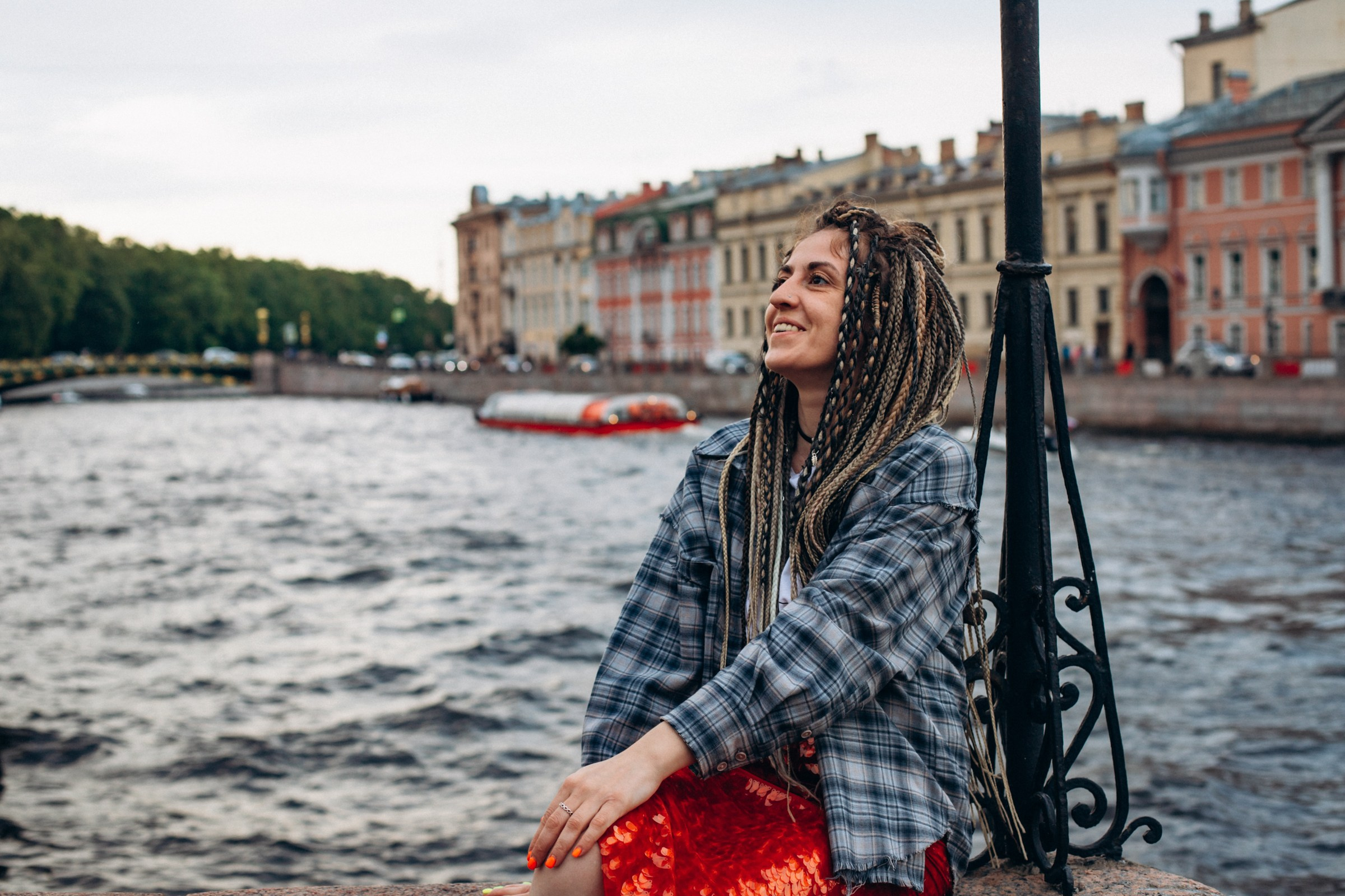 Лиза в июне. Фотопрогулка в Петербурге. Индивидуальный и семейный фотограф в Санкт-Петербурге