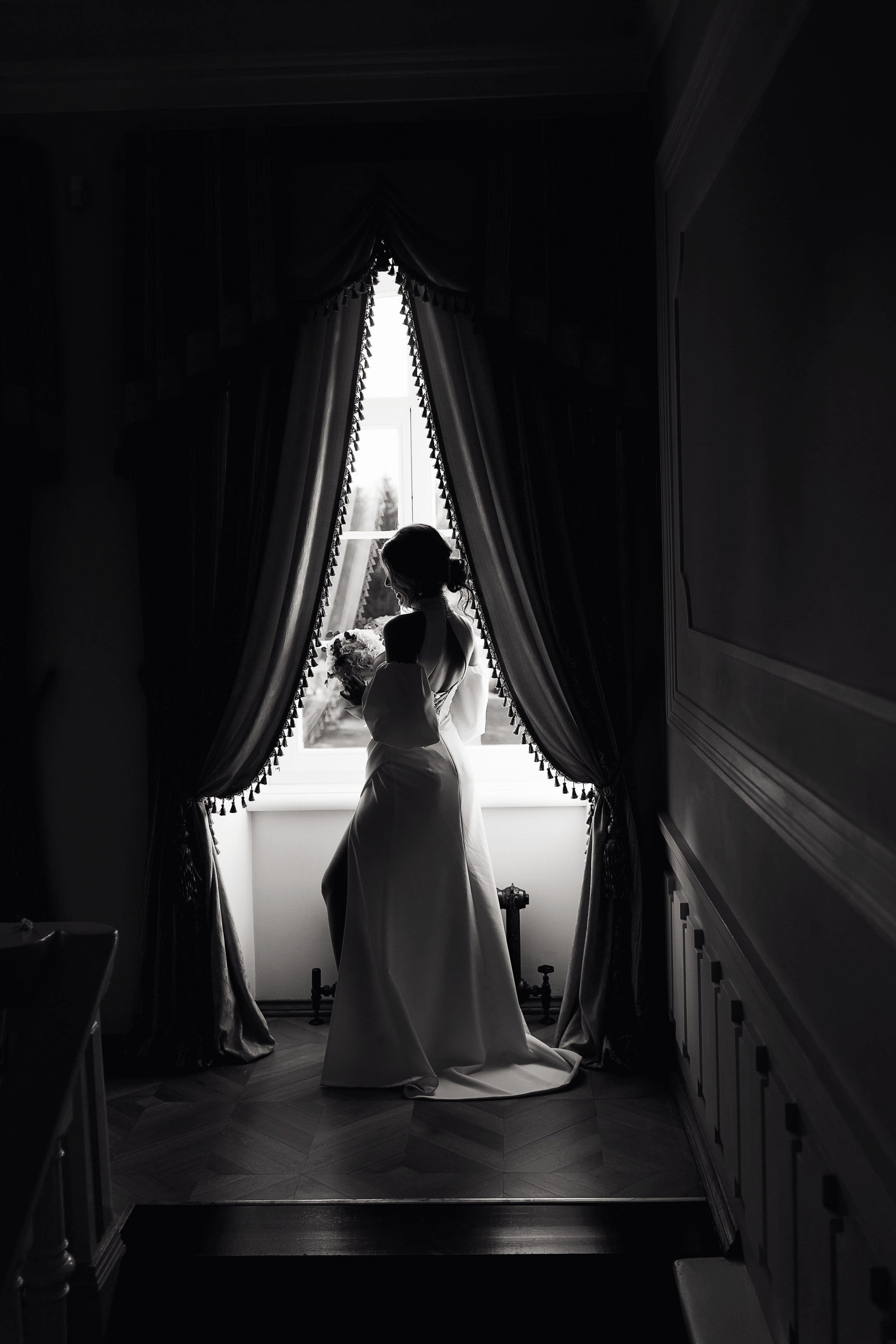 Силуэт невесты в красивой усадьбе Лосевых-Шатиловых-Сталь-фон-Гольфштейн в Воронеже