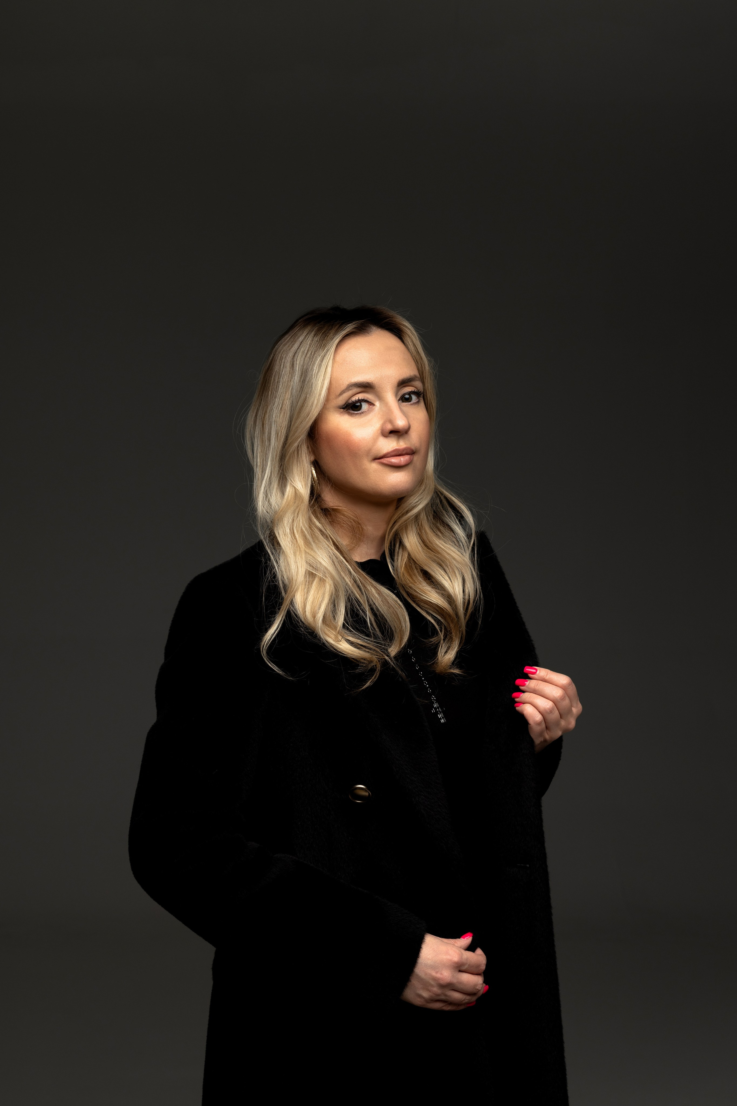Портретная съемка для блондинки в студии