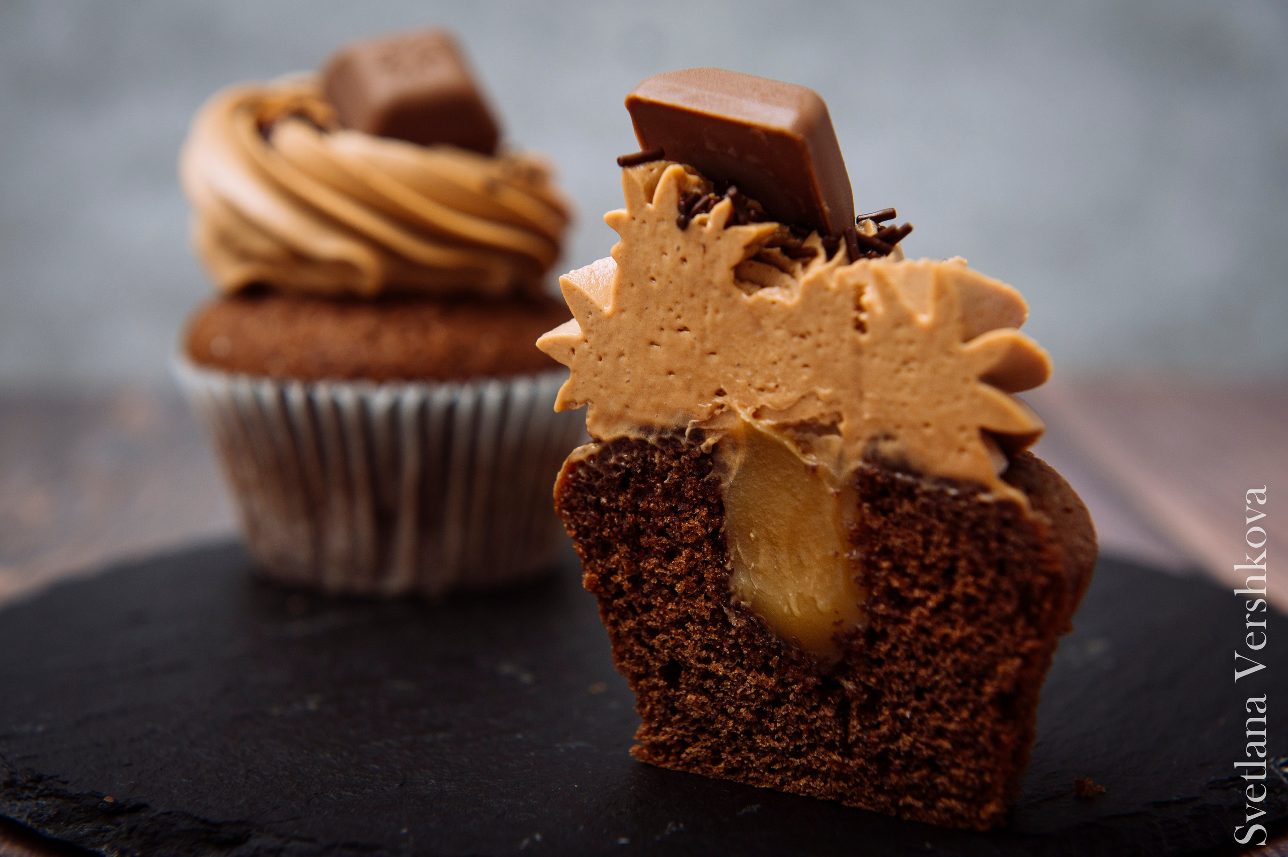 Шоколадные капкейки. Фруктово-ягодные начинки, соленая карамель