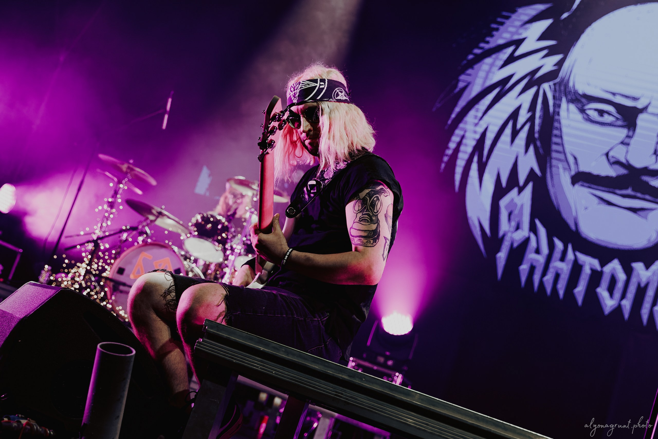 Багровый Фантомас, фоторепортаж, СПб, BASE, 14.12.2025. Алена Адрианова: фотограф в Санкт-Петербурге