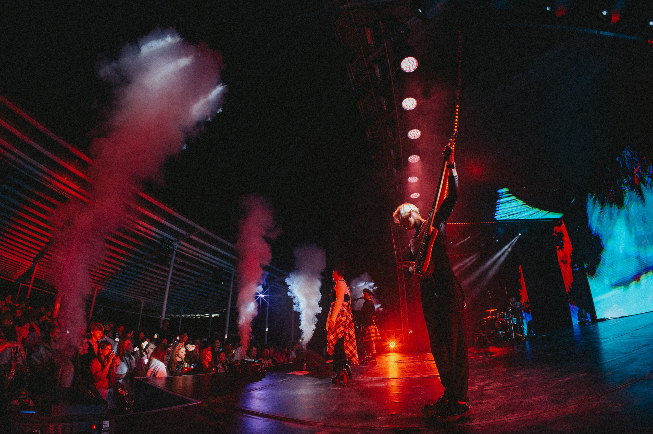 Репортажная съемка event концерта в Ростове-на-Дону - необычная фотография артистов на сцене