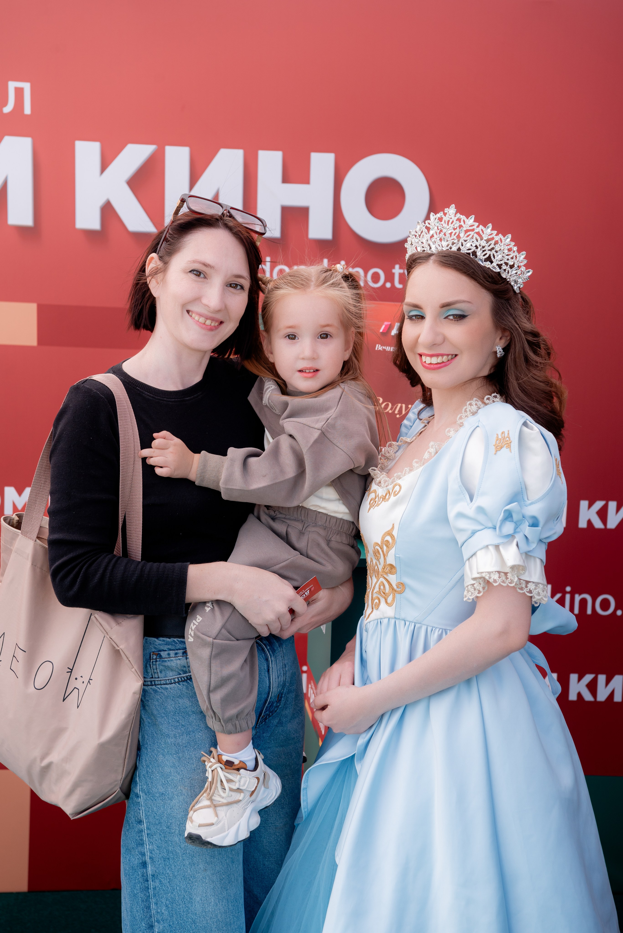 Портретные фото с артистами в палатке Триколор Дом Кинов на день города Волгоград. Фотограф в Волгограде и Волжском Александр Горбань