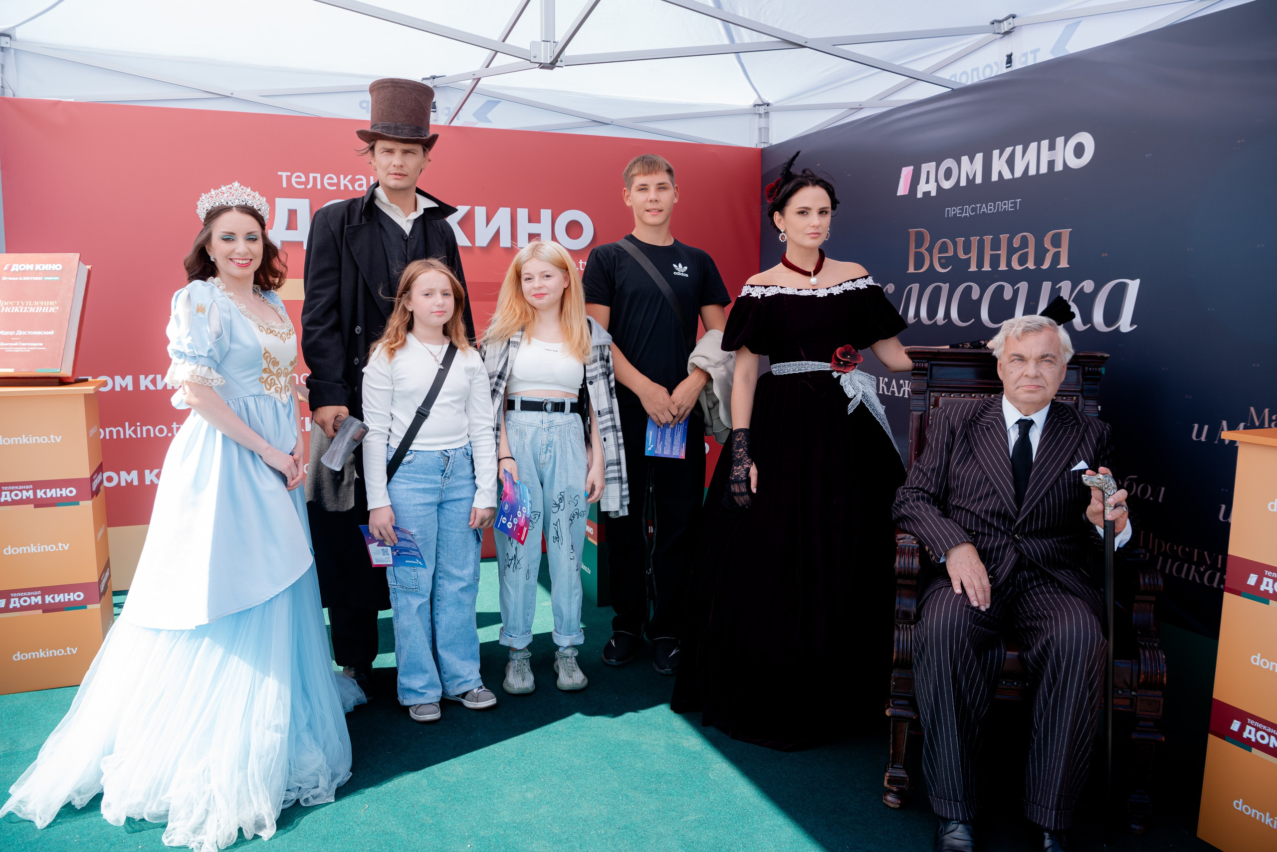 Портретные фото с артистами в палатке Триколор Дом Кинов на день города Волгоград. Фотограф в Волгограде и Волжском Александр Горбань