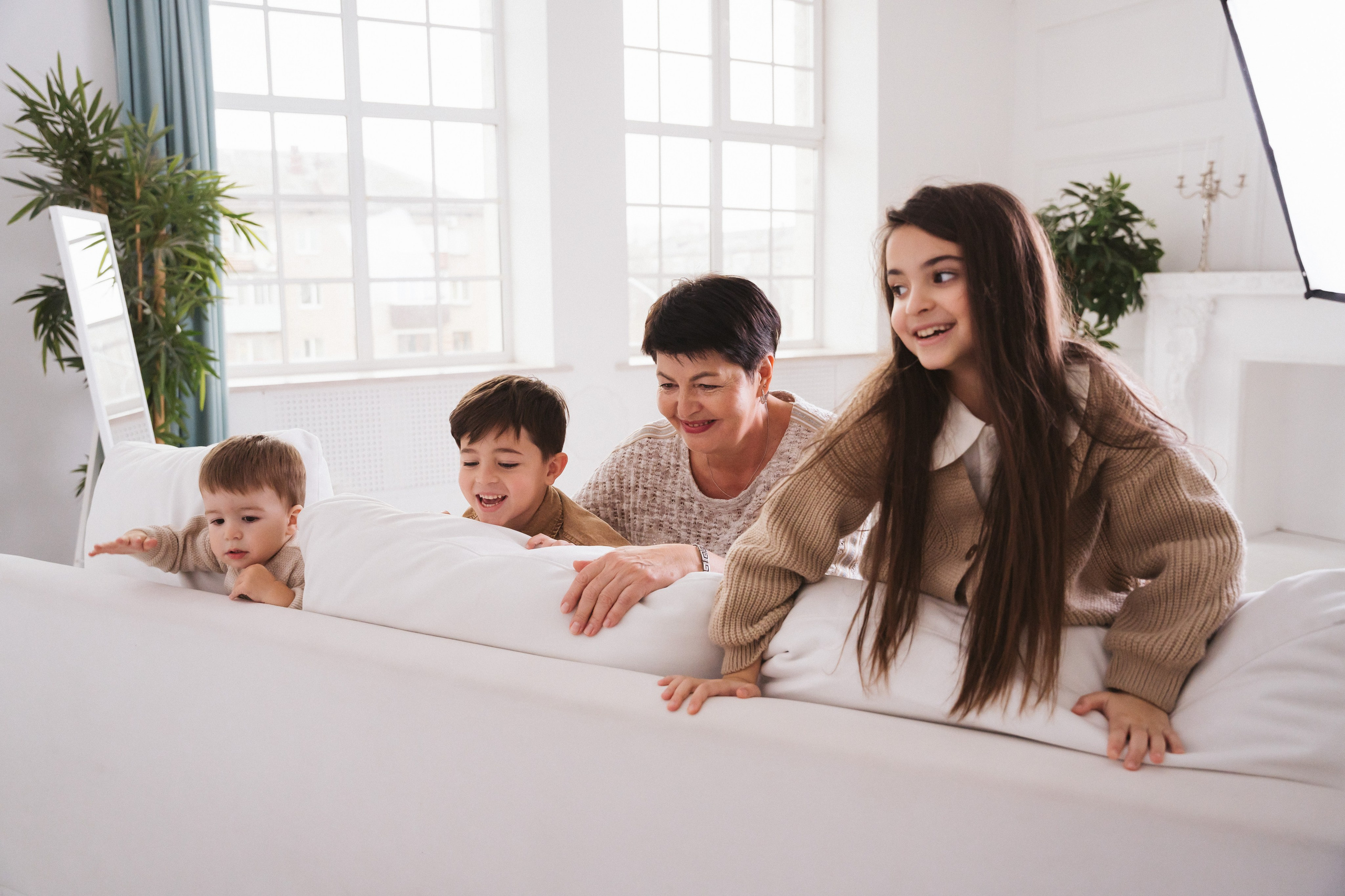 Счастливая бабушка и ее внуки. Портретный и семейный фотограф в Перми Мила Ульянова