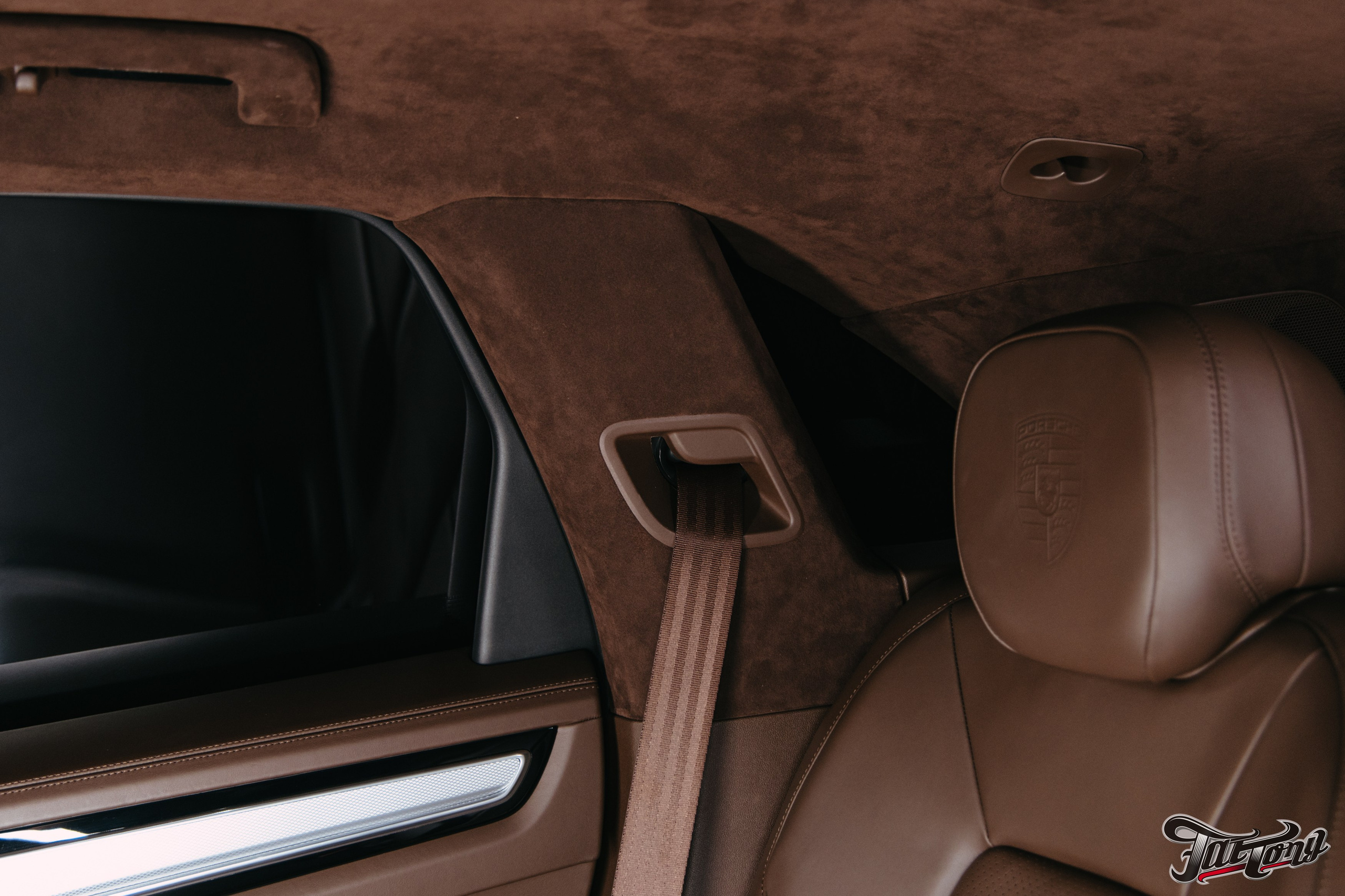 Porsche Сayenne пошив потолка в коричневую алькантару. DeLorein
