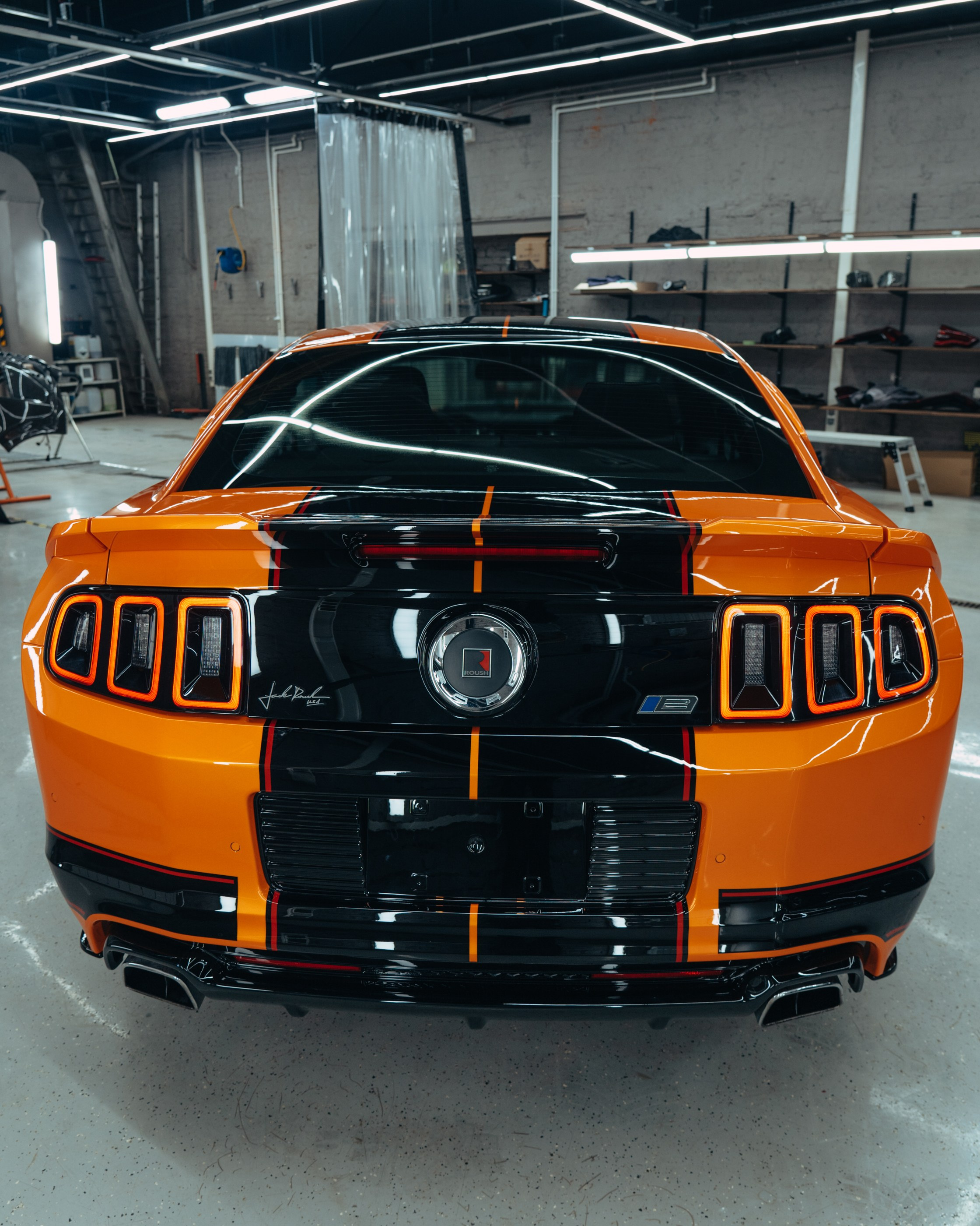 Ford Mustang Roush оранжевый окрас кузова и выкрас полос. DeLorein