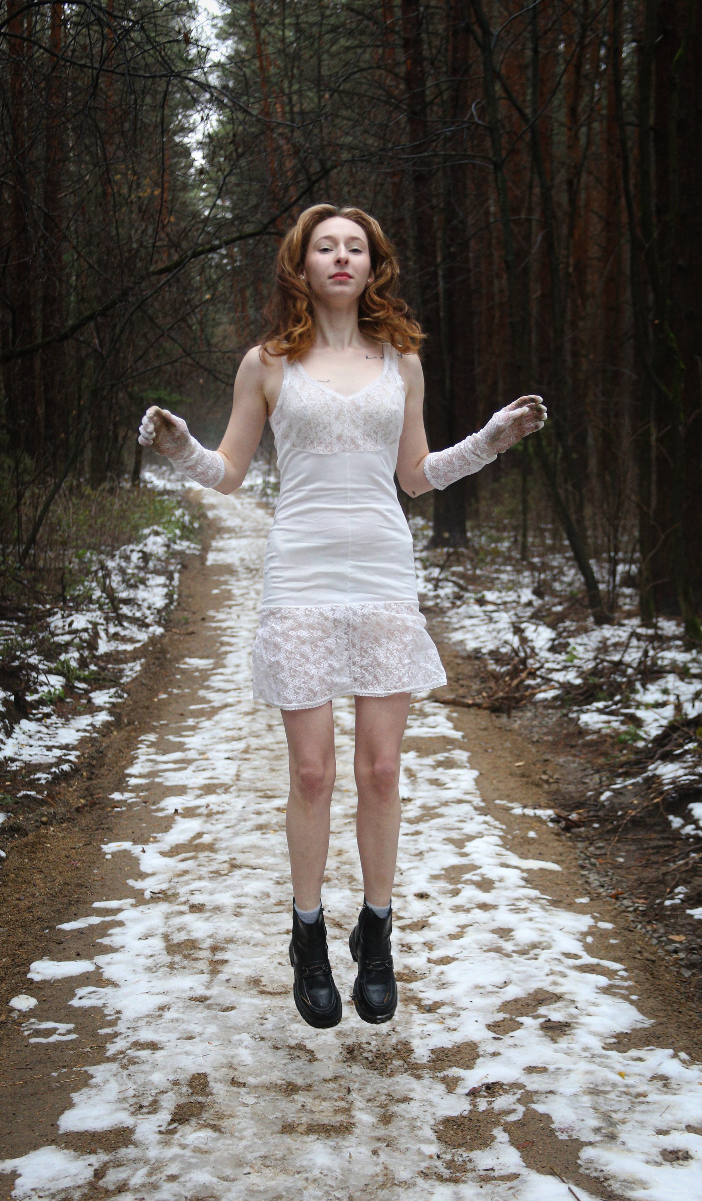 Полина на снегу босиком. Фотограф Пермь. Фотосессия в фотостудии Перми и на свежем воздухе