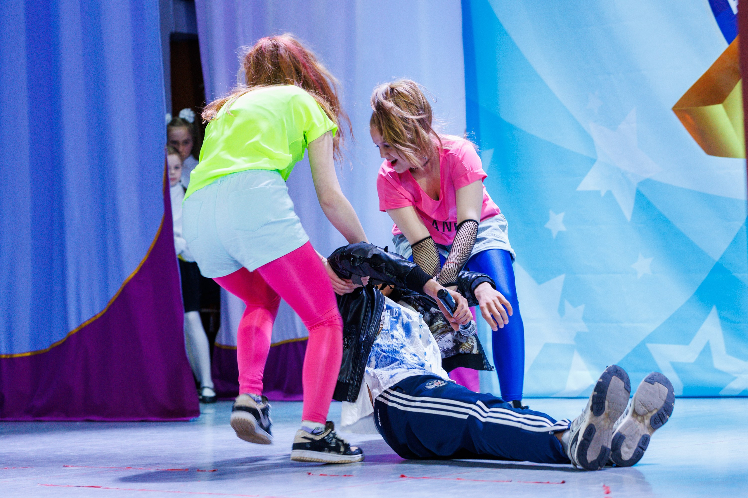 Школьный КВН в Томари. Свадебный, семейный и репортажный фотограф в Южно-Сахалинске Артур Петросян