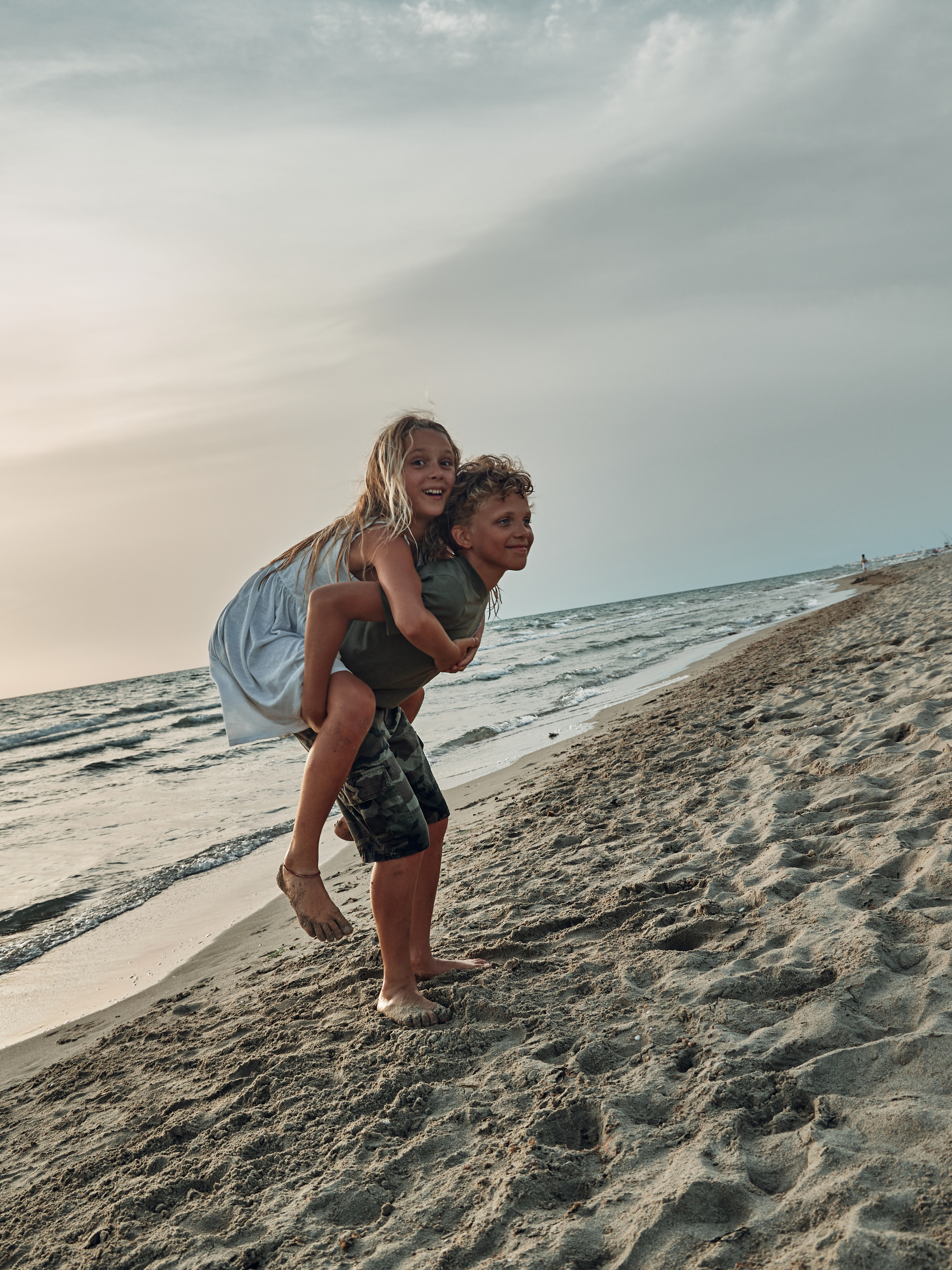 Passeggiata al mare. Fotografo di famiglie e ritrattista in Italia (Toscana)