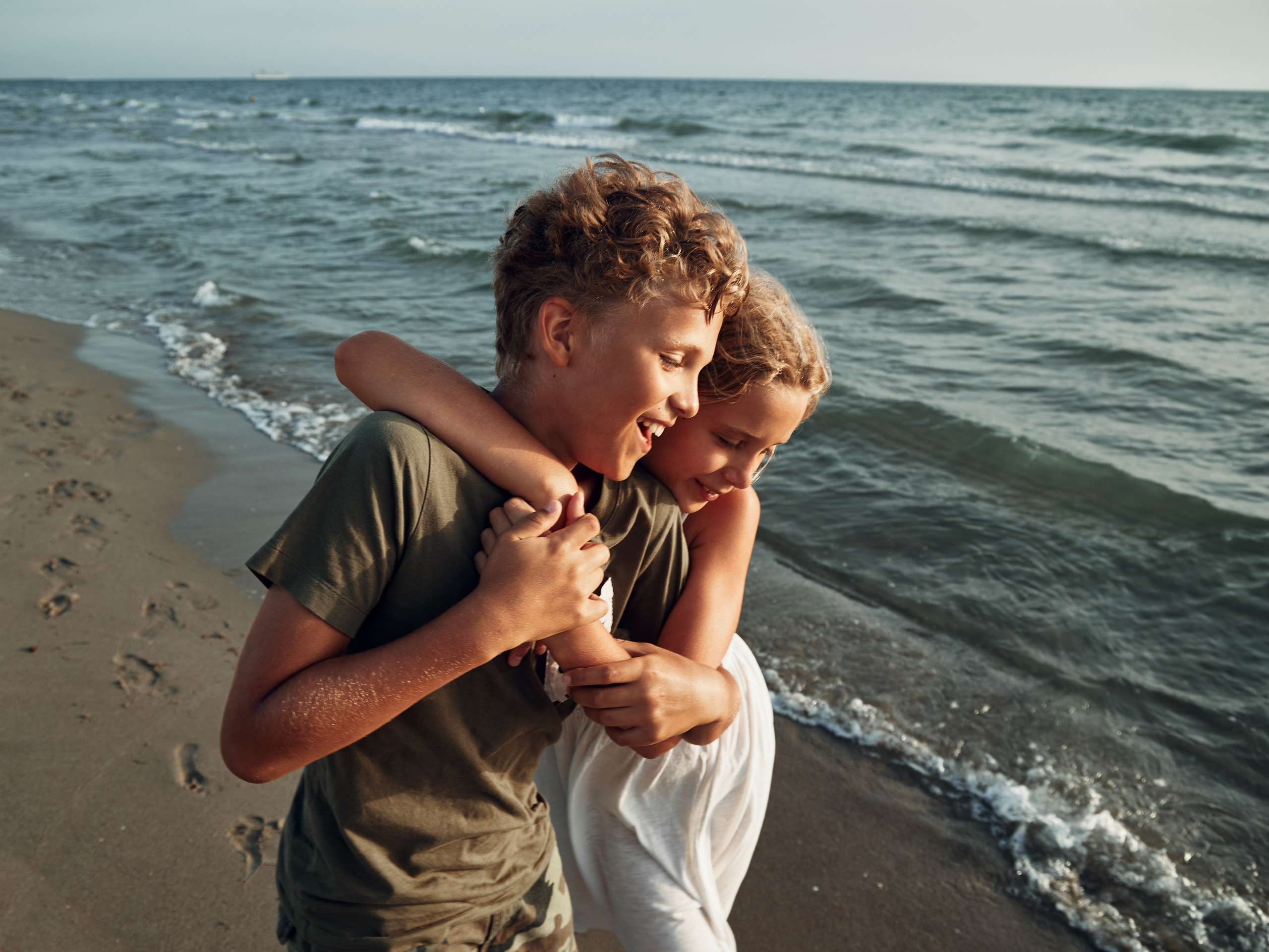 Passeggiata al mare. Fotografo di famiglie e ritrattista in Italia (Toscana)