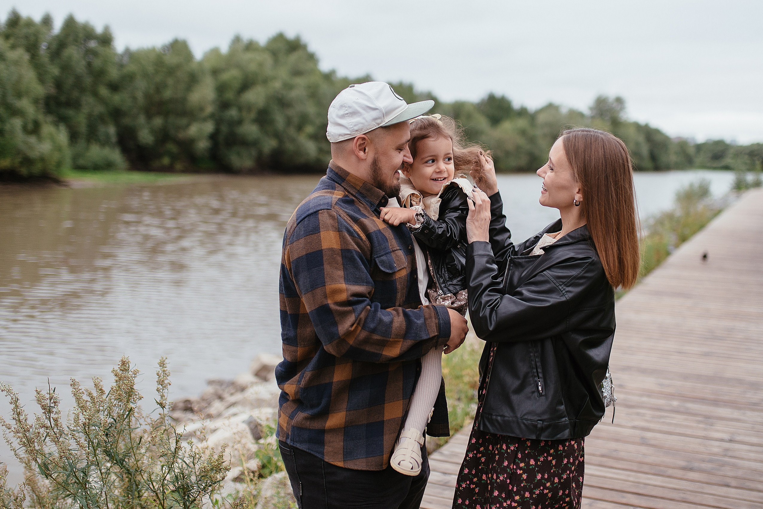 Городская семейная фотосессия. Семейный фотограф Дарья Едапина Новосибирск. Фотограф Дарья Едапина Новосибирск